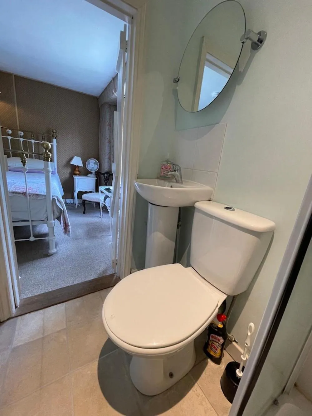 Toilet, Bed in The Bridge Street Historic Guest House