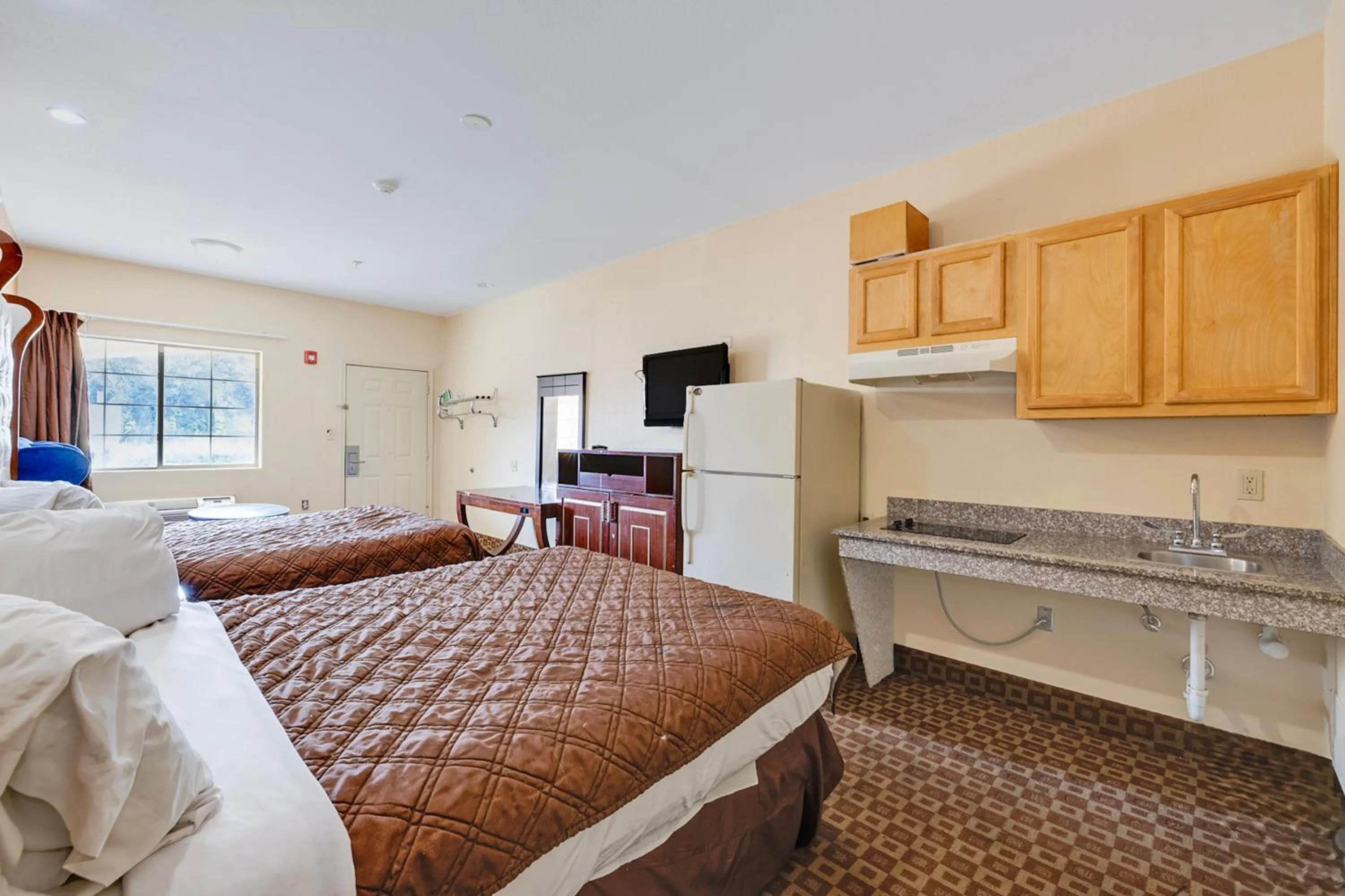 Kitchen or kitchenette, Bed in Capital O Deluxe Inn Channelview Houston I-10