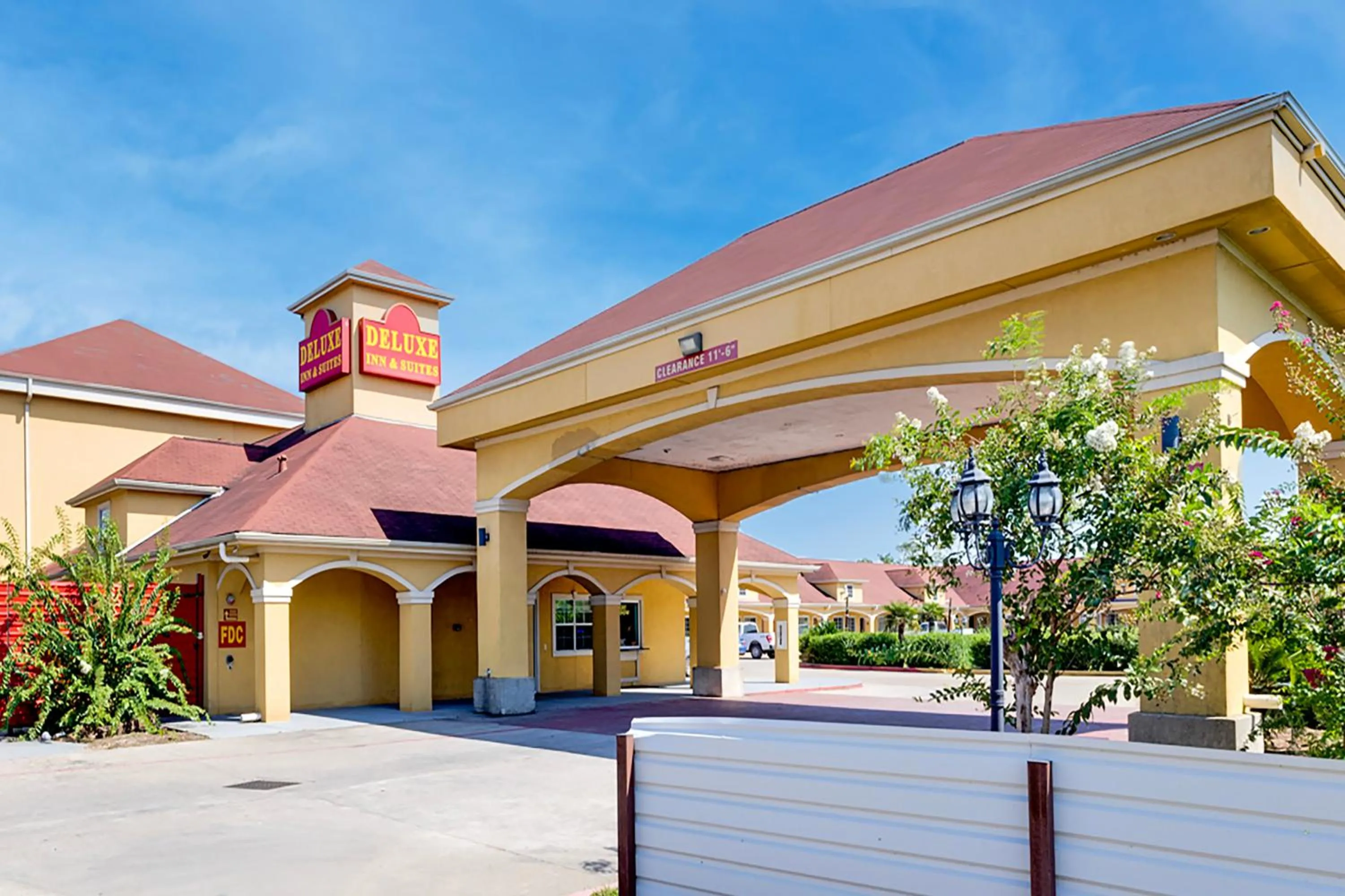 Facade/entrance in Capital O Deluxe Inn Channelview Houston I-10