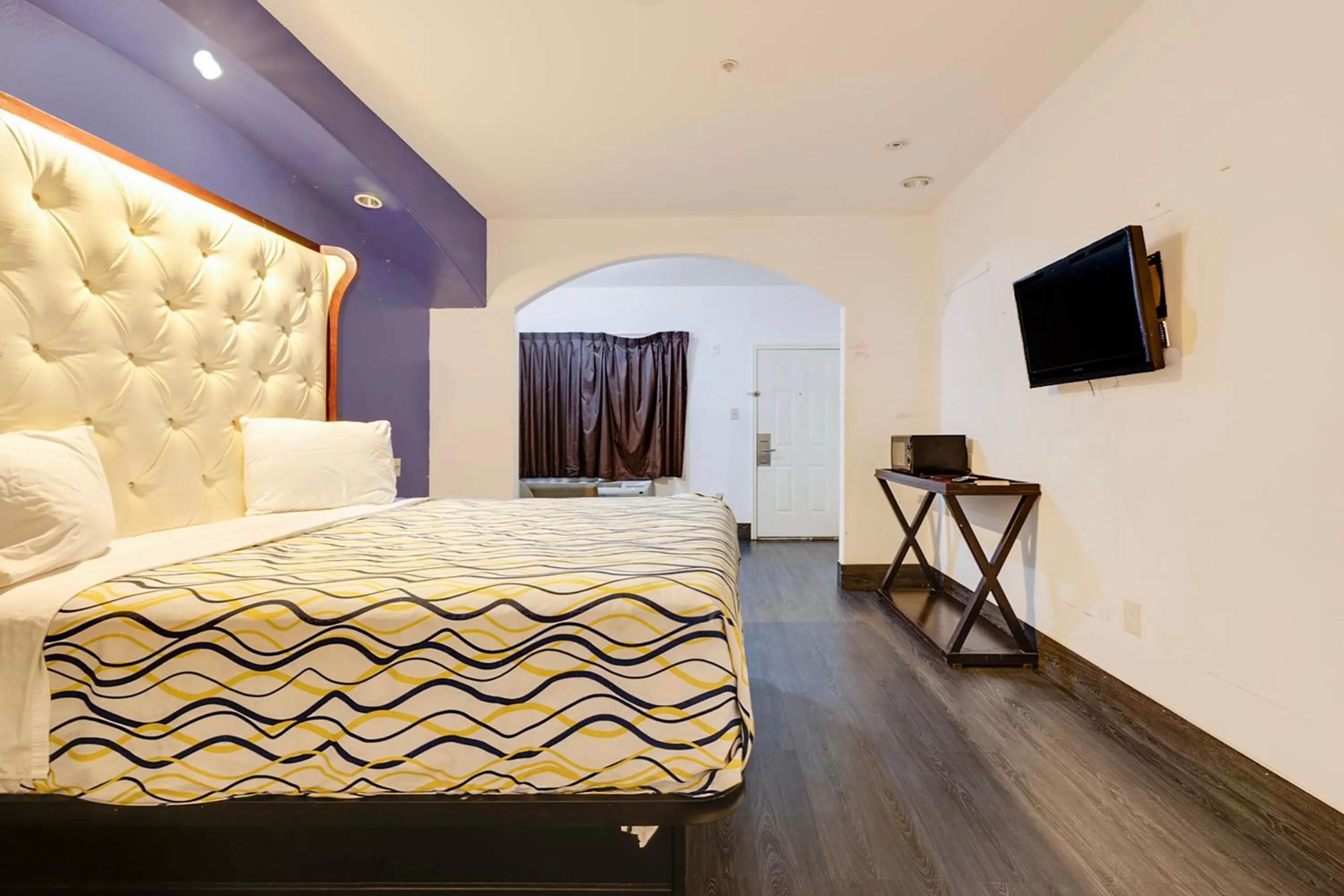 Bedroom, Bed in Capital O Deluxe Inn Channelview Houston I-10