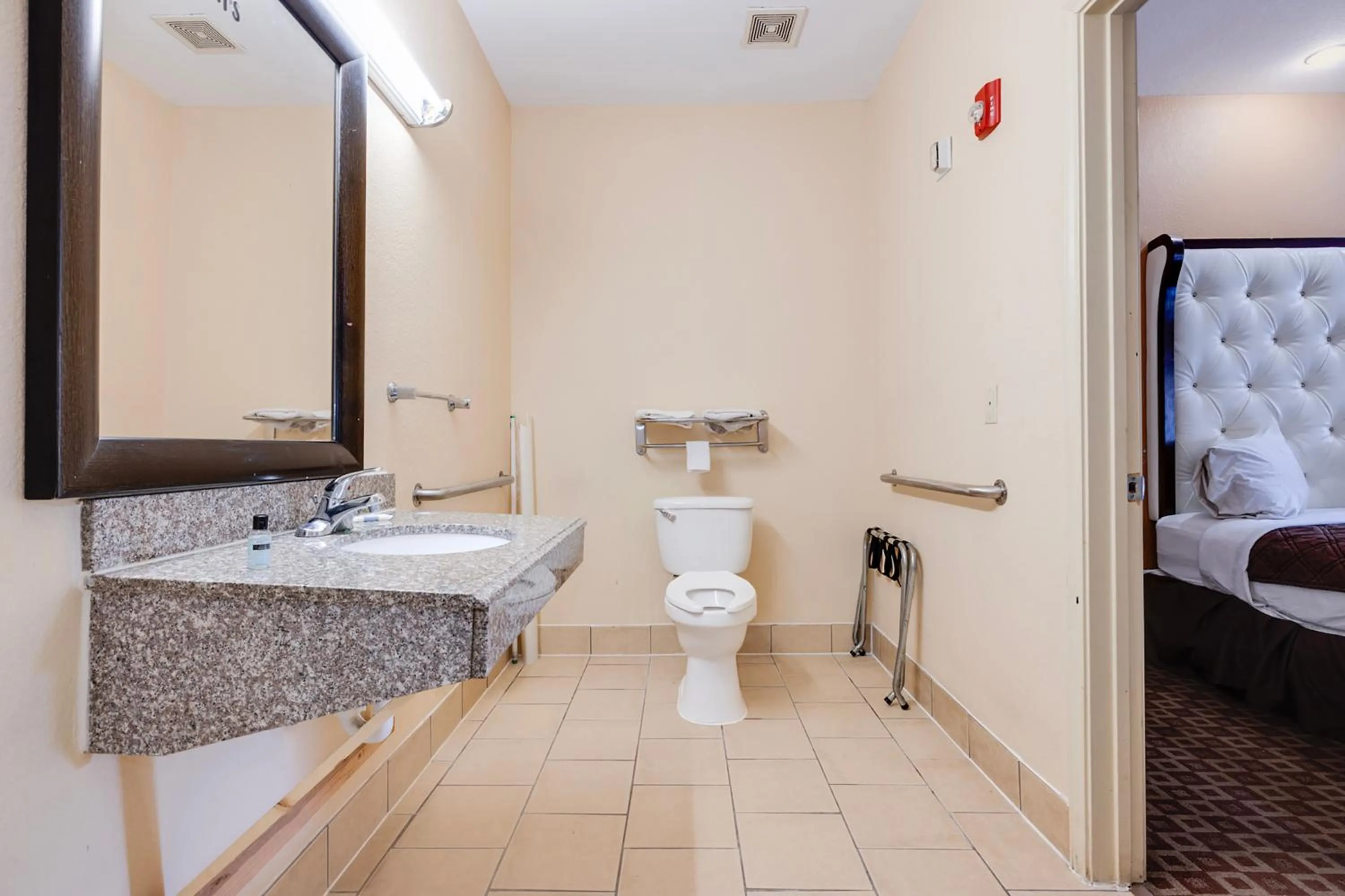 Bathroom in Capital O Deluxe Inn Channelview Houston I-10