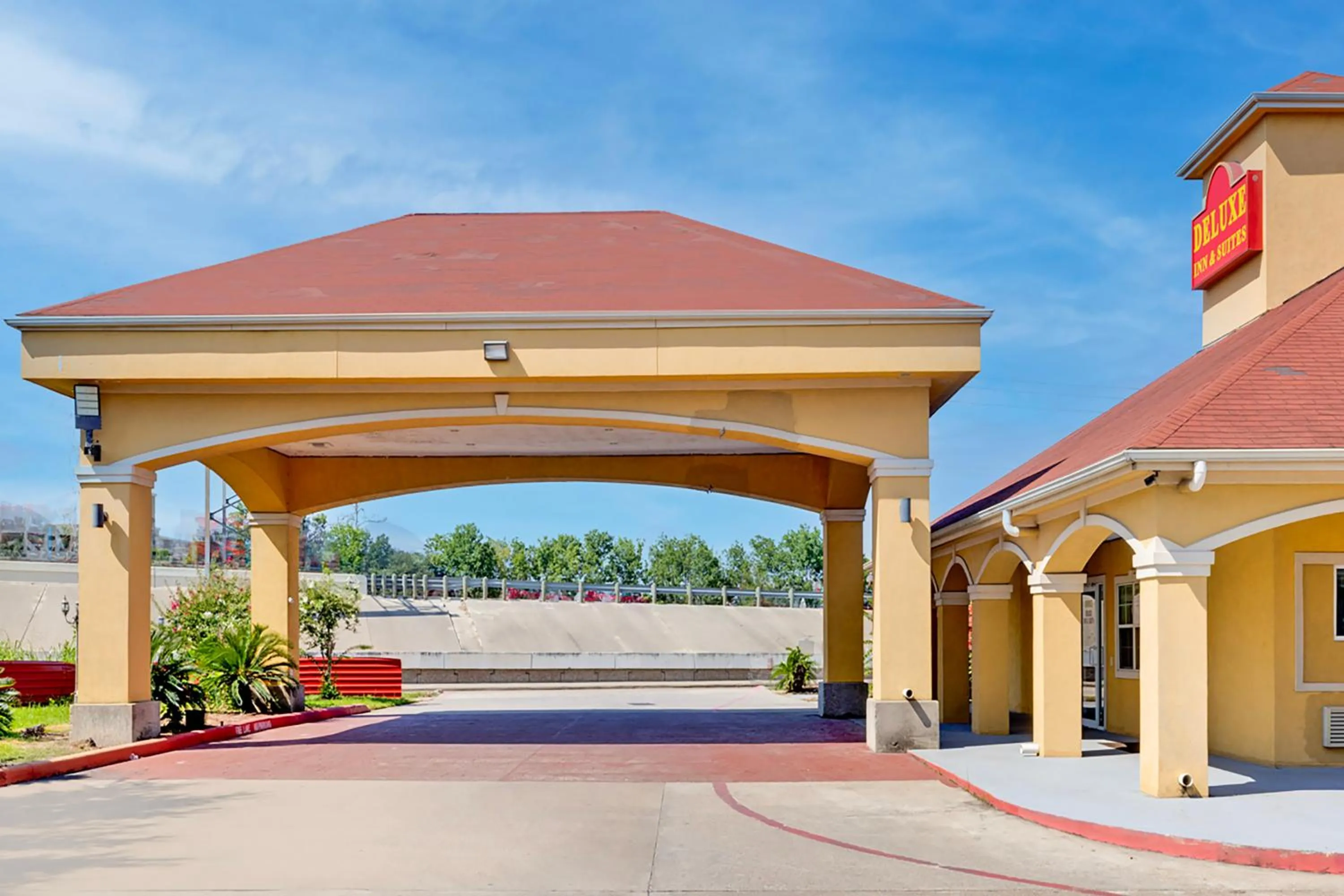 Facade/entrance in Capital O Deluxe Inn Channelview Houston I-10