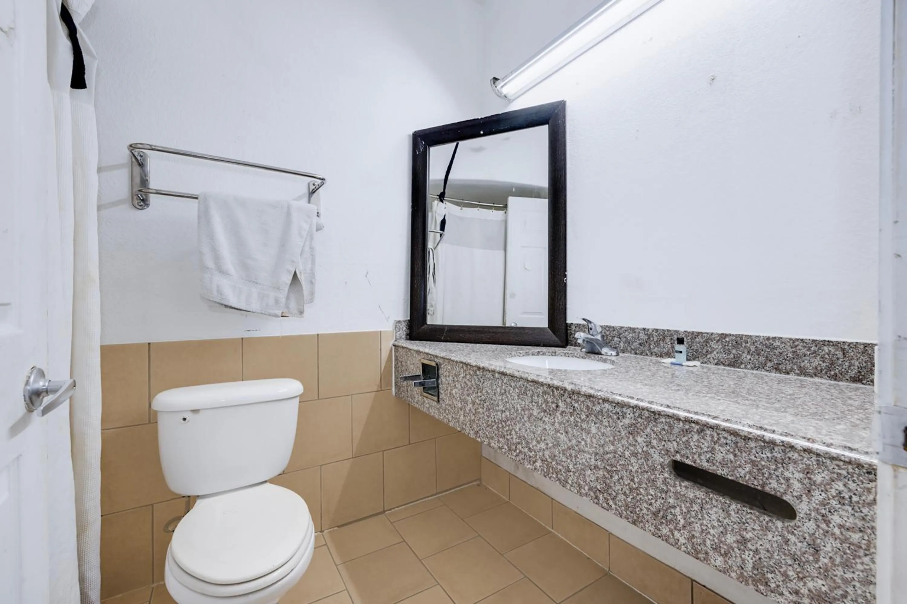 Bathroom in Capital O Deluxe Inn Channelview Houston I-10