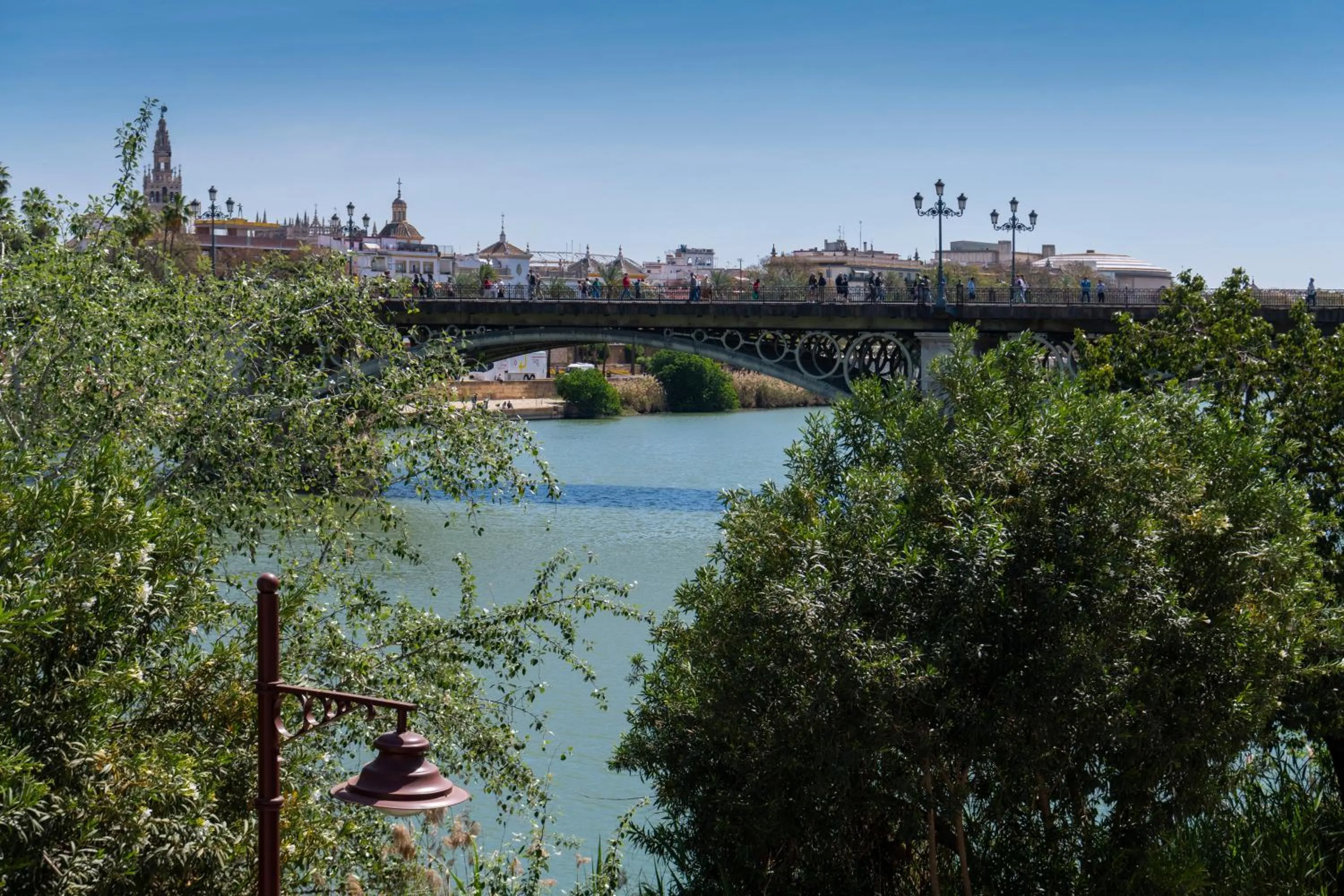 Leones Home, parking y vistas al río