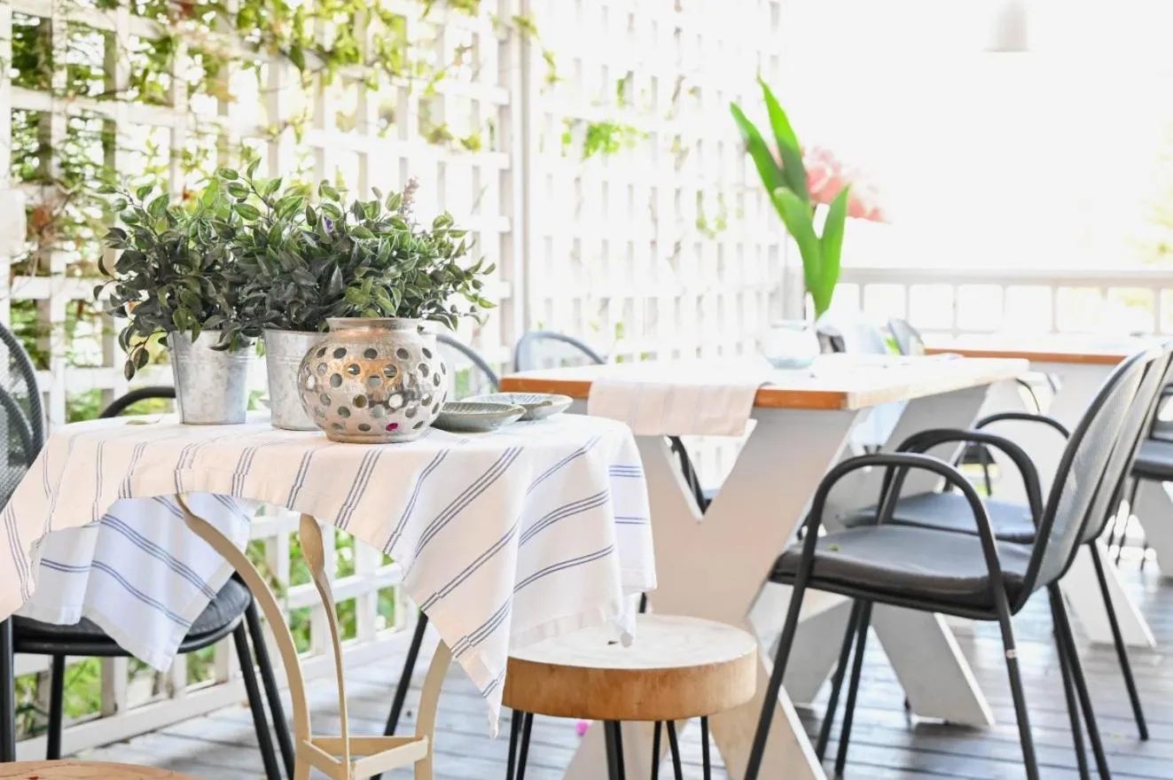 Restaurant/places to eat in Villa Iokasti