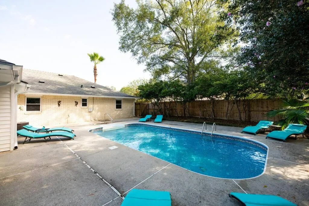 Relaxing 5-Bedroom Villa with Outdoor Oasis