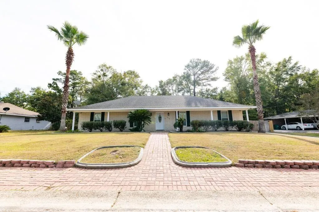 Relaxing 5-Bedroom Villa with Outdoor Oasis