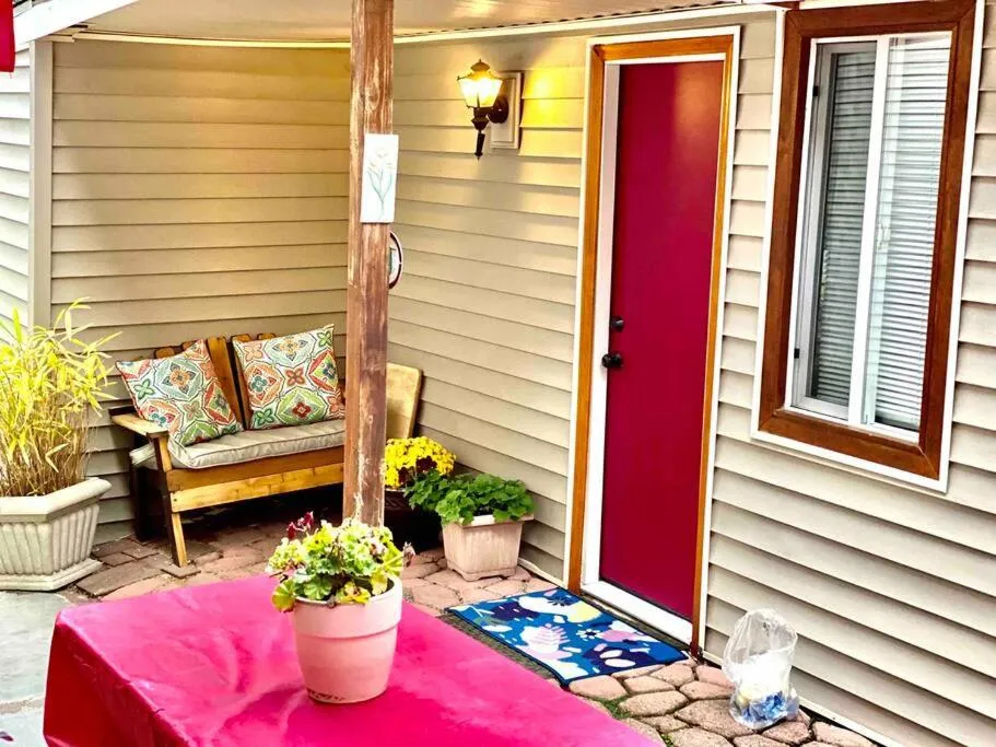 Tiny House with private Hot Tub near Seattle