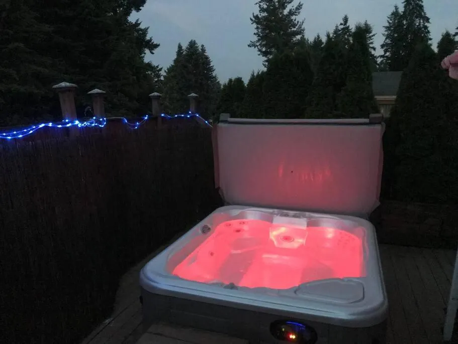 Tiny House with private Hot Tub near Seattle