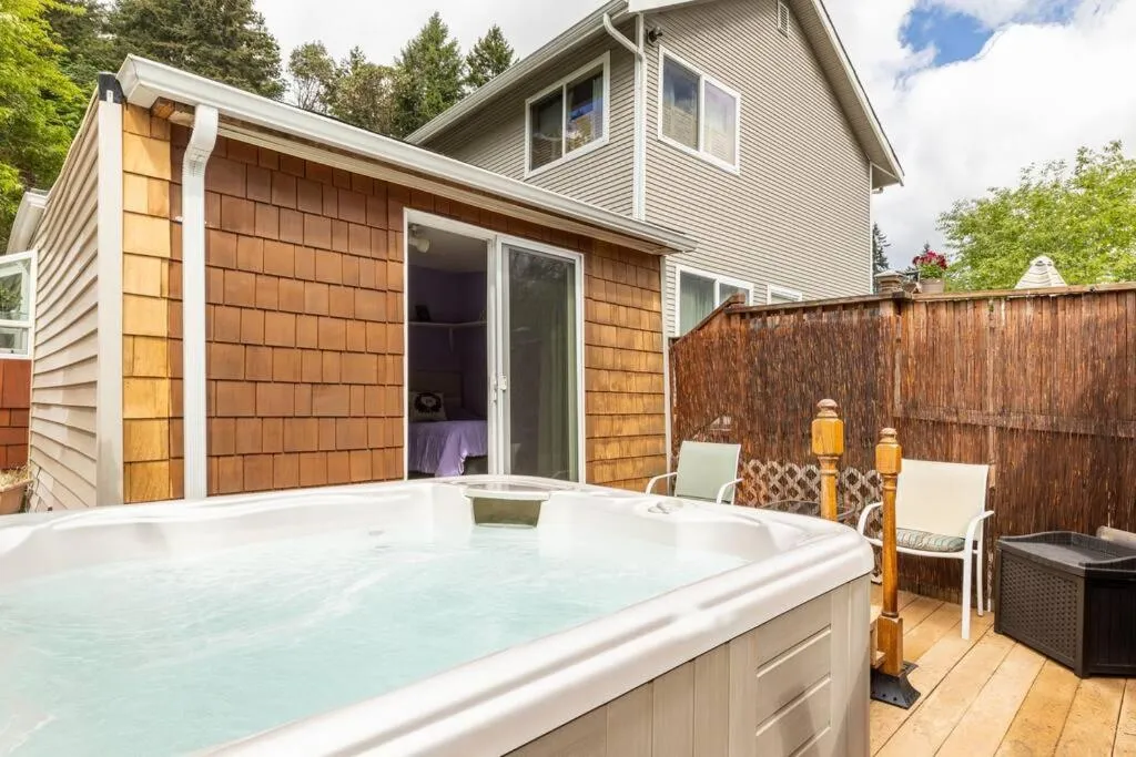 Tiny House with private Hot Tub near Seattle