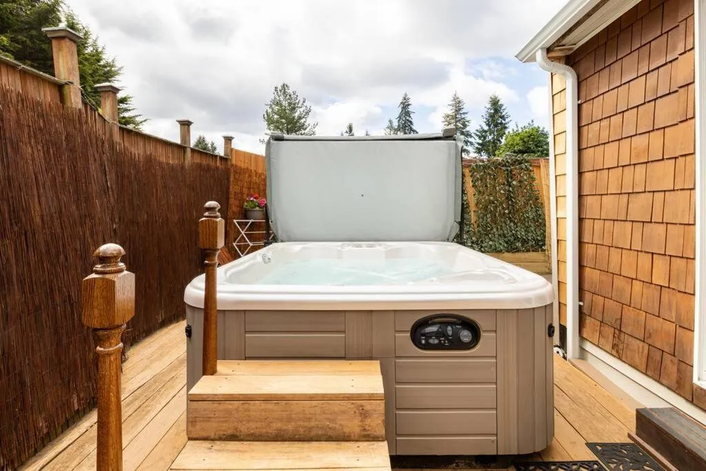 Tiny House with private Hot Tub near Seattle