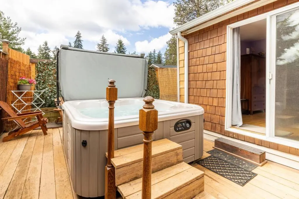 Tiny House with private Hot Tub near Seattle