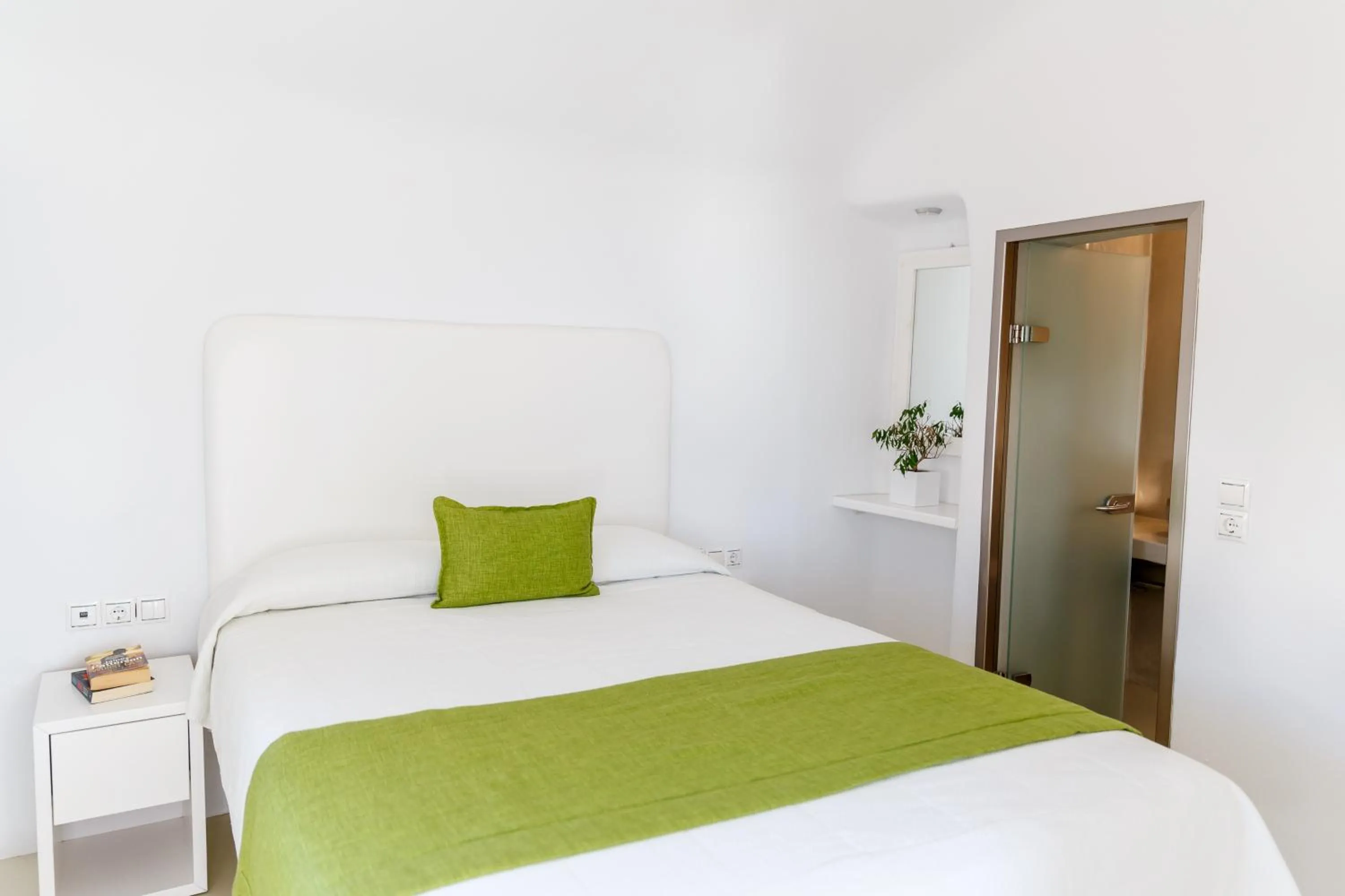 Bedroom, Bed in Sunset Hotel