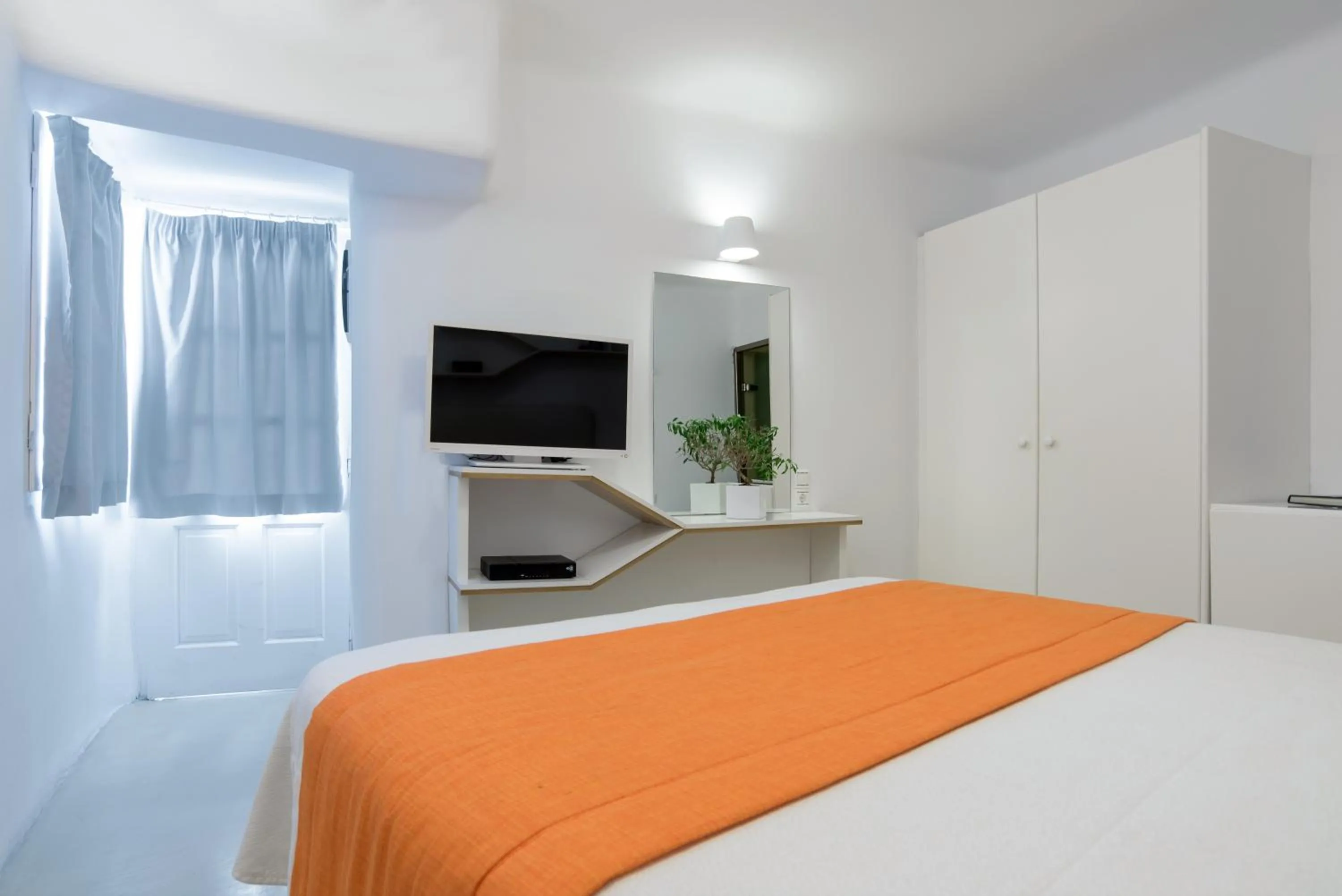 TV and multimedia, Bed in Sunset Hotel