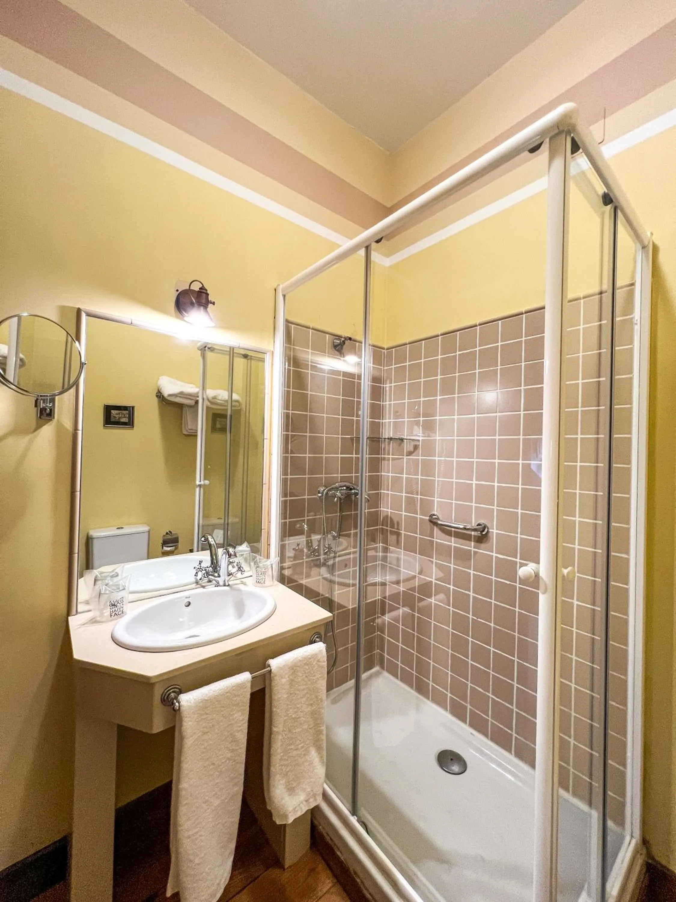 Bathroom in Posada La Torre de La Quintana