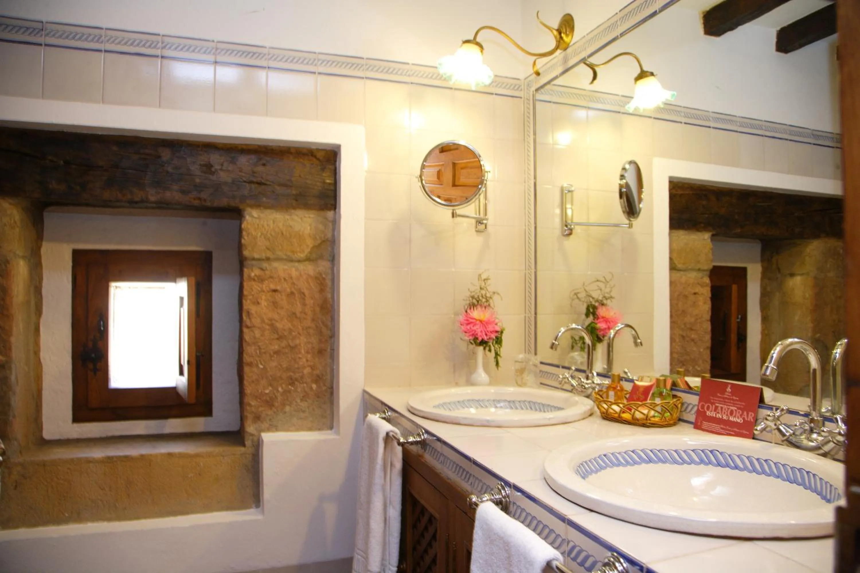 Bathroom in Posada La Torre de La Quintana