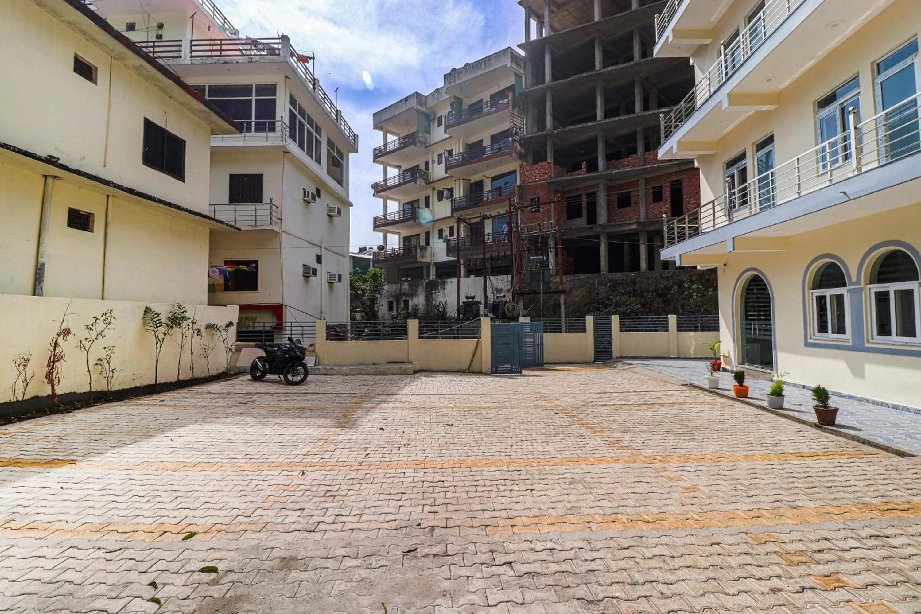 Parking in Shanti Vilaas