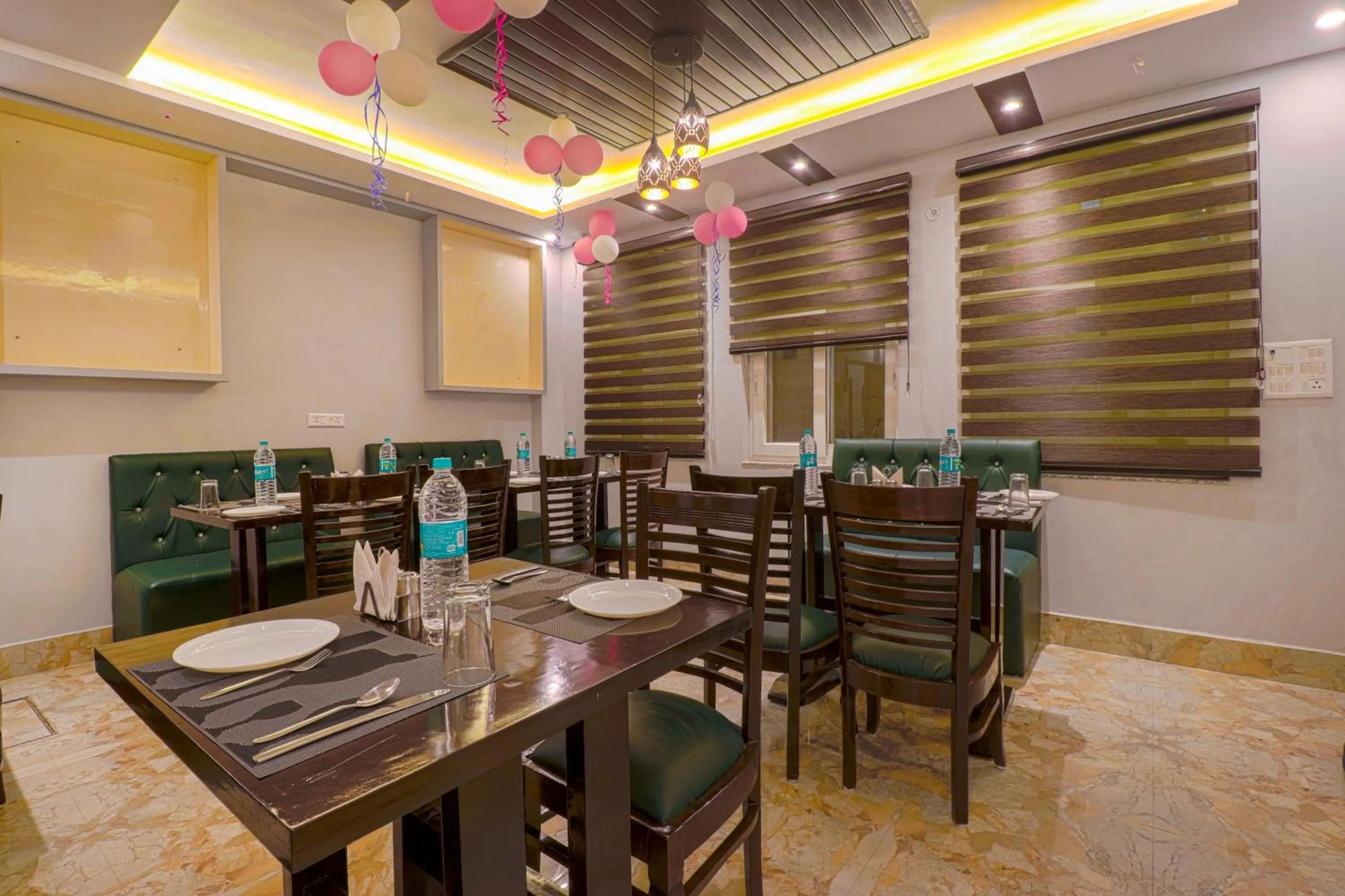 Restaurant/places to eat in Shanti Vilaas