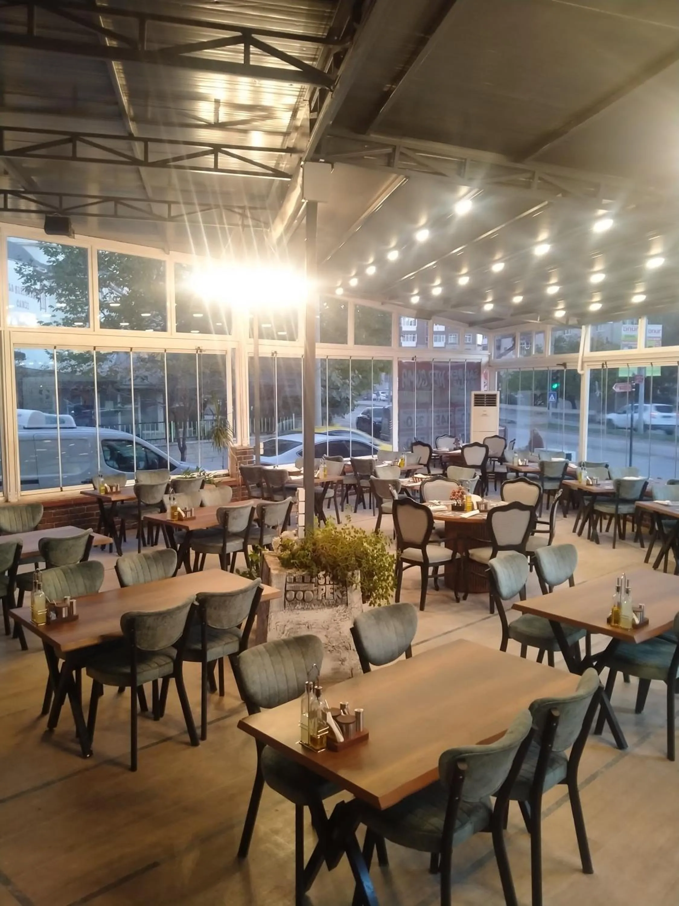 Restaurant/places to eat in SAR-PER Hotel