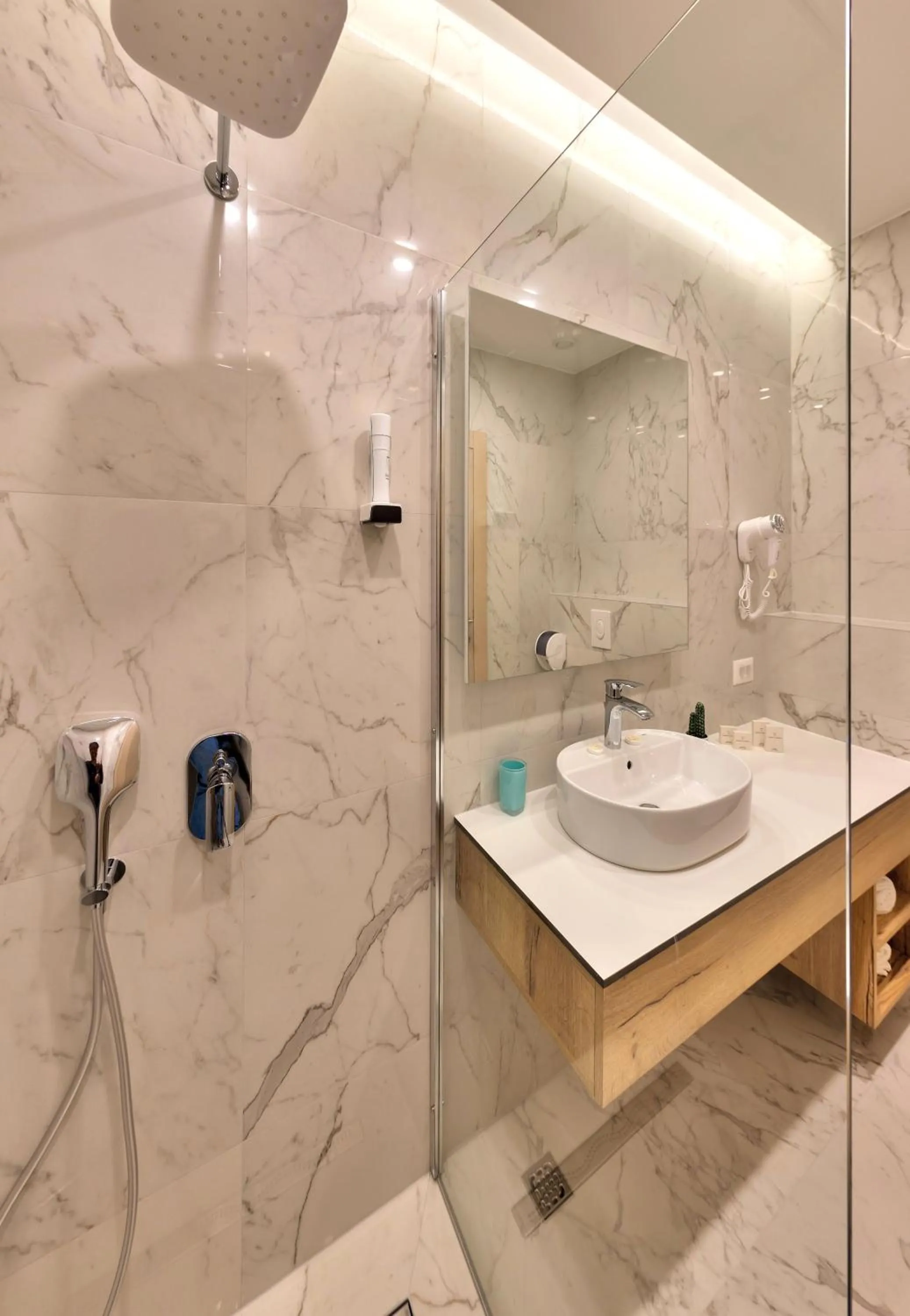 Shower in Hotel Emerald