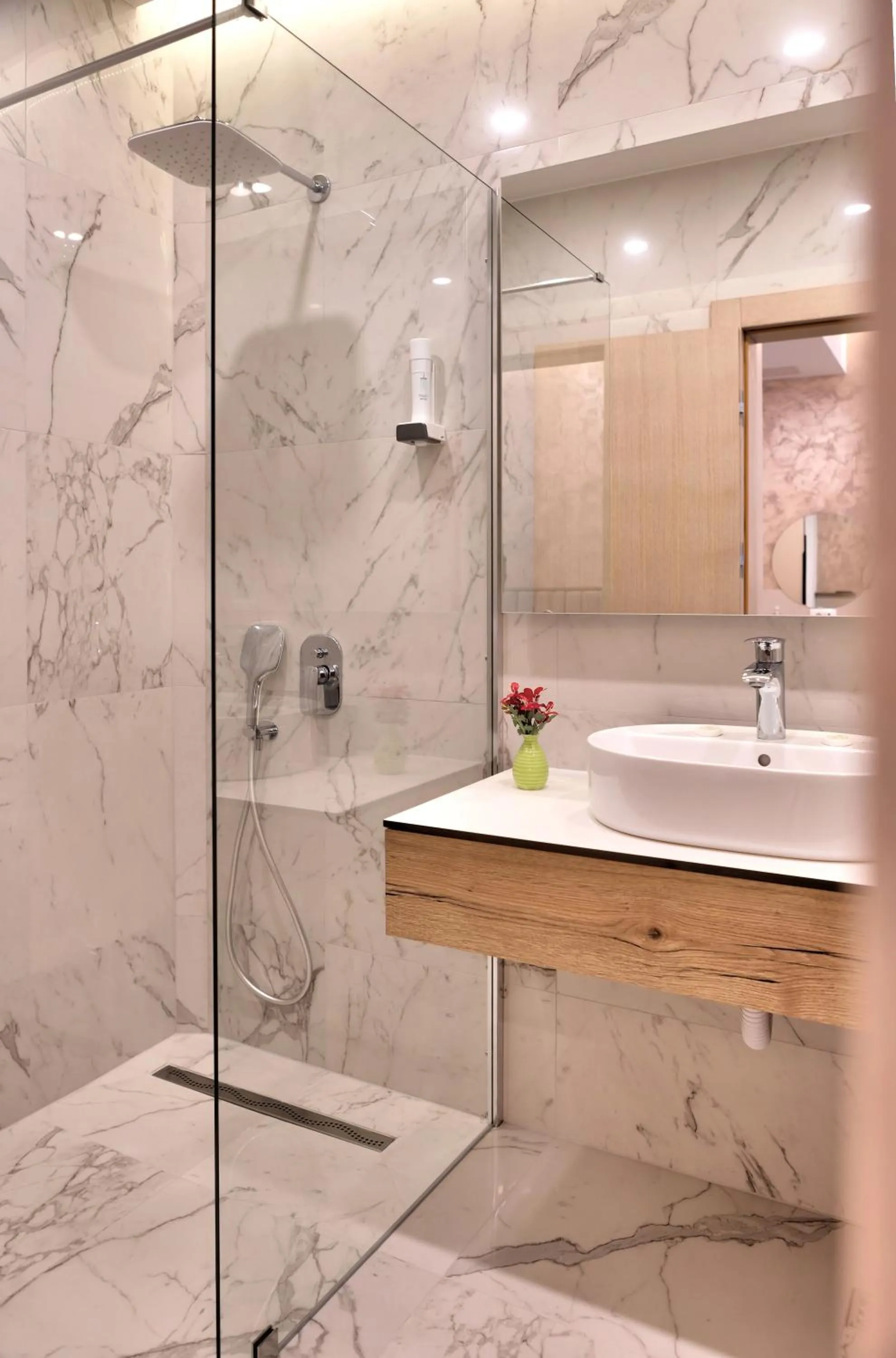 Shower in Hotel Emerald