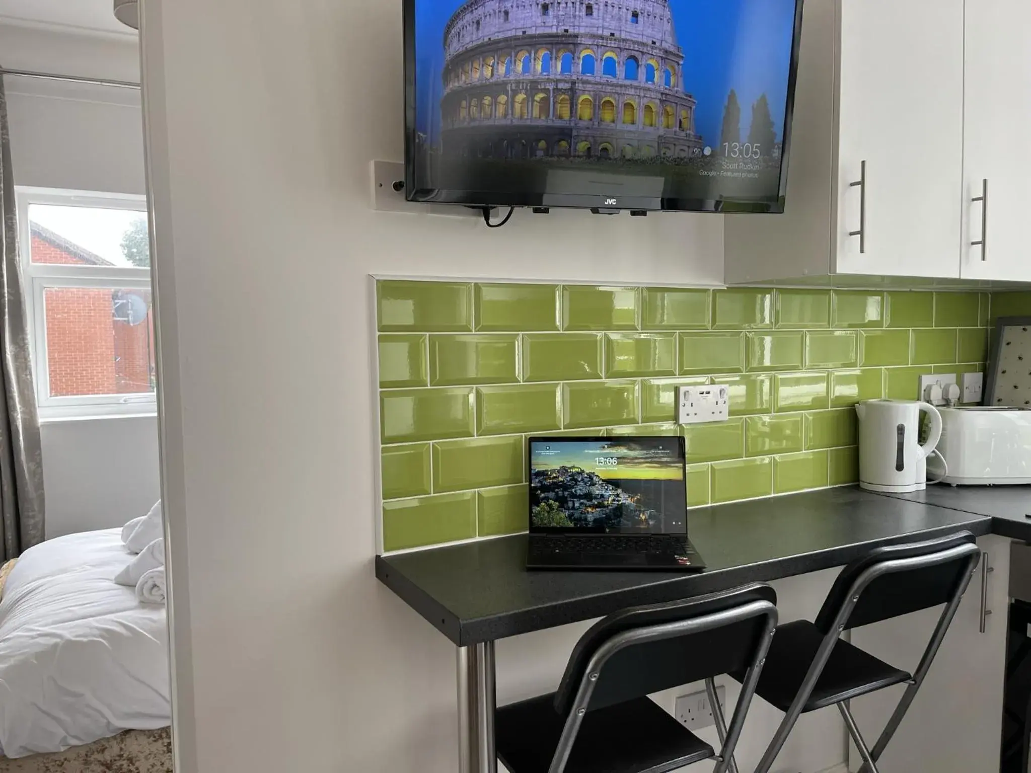 Dining area in Modern 1 bed studios for comfy stay in Preston Dining area in Modern 1 bed studios for comfy stay in Preston