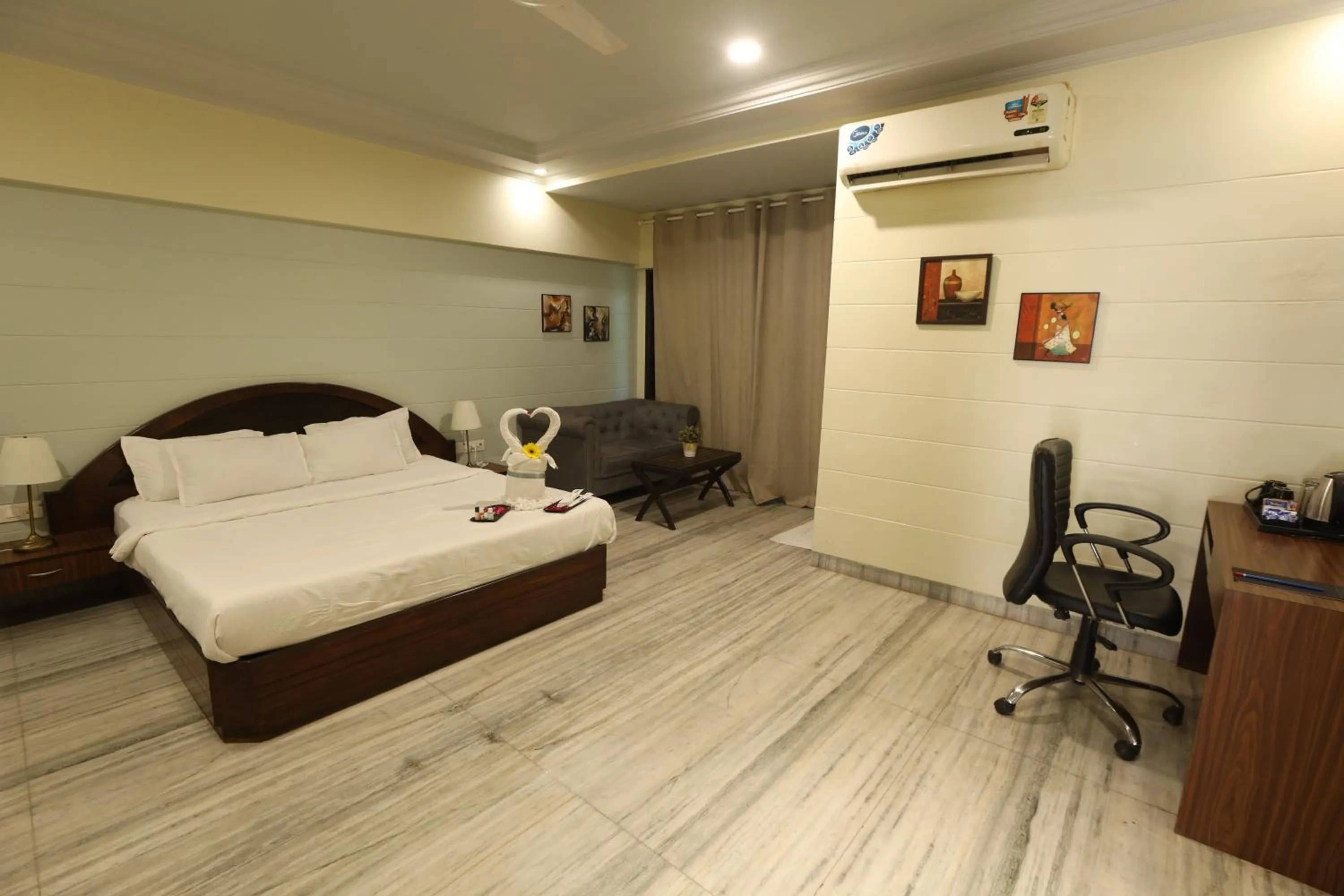 Bed in Country Inn by Kempinski Hotel and Resort - Mumbai International Airport