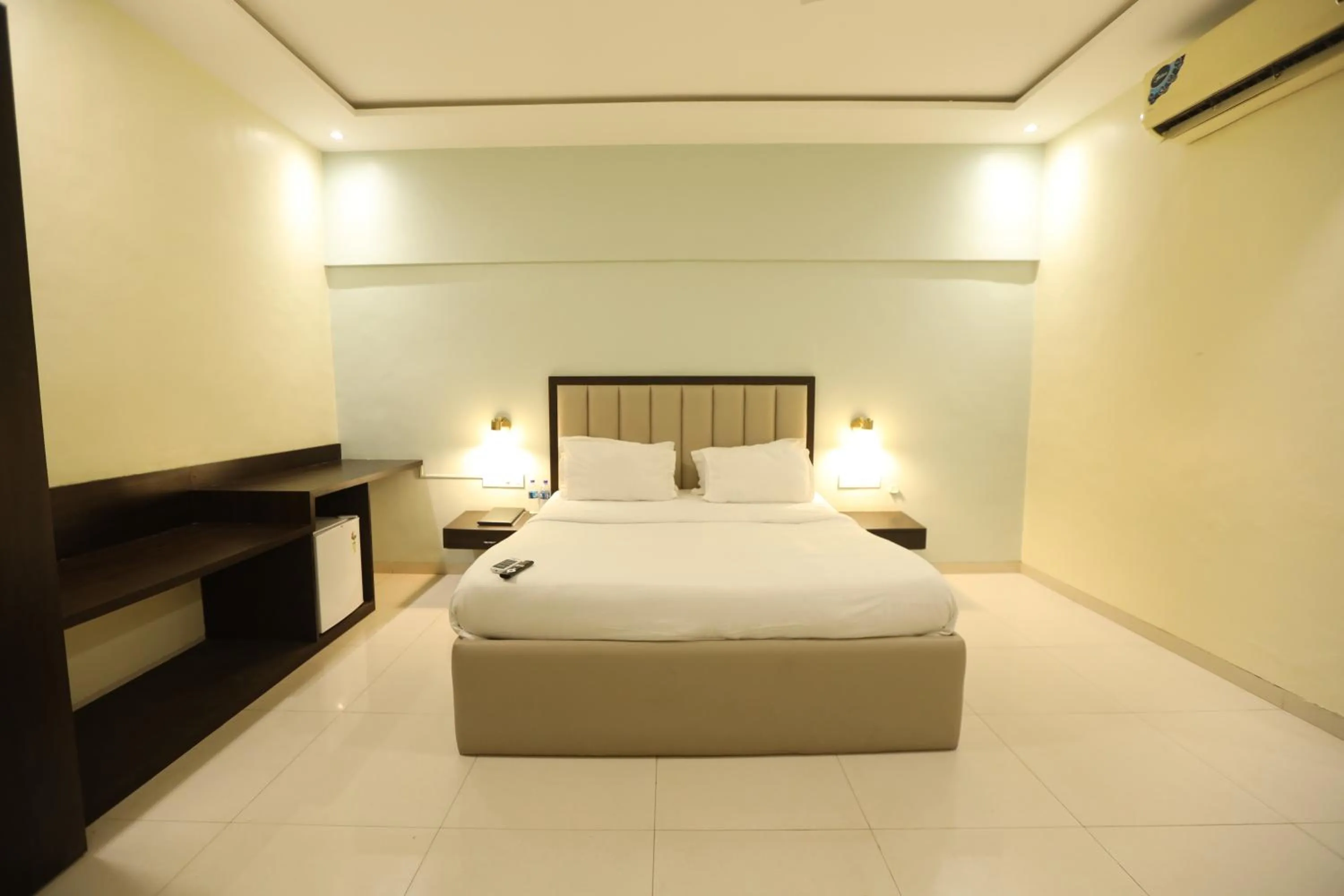 Bed in Country Inn by Kempinski Hotel and Resort - Mumbai International Airport