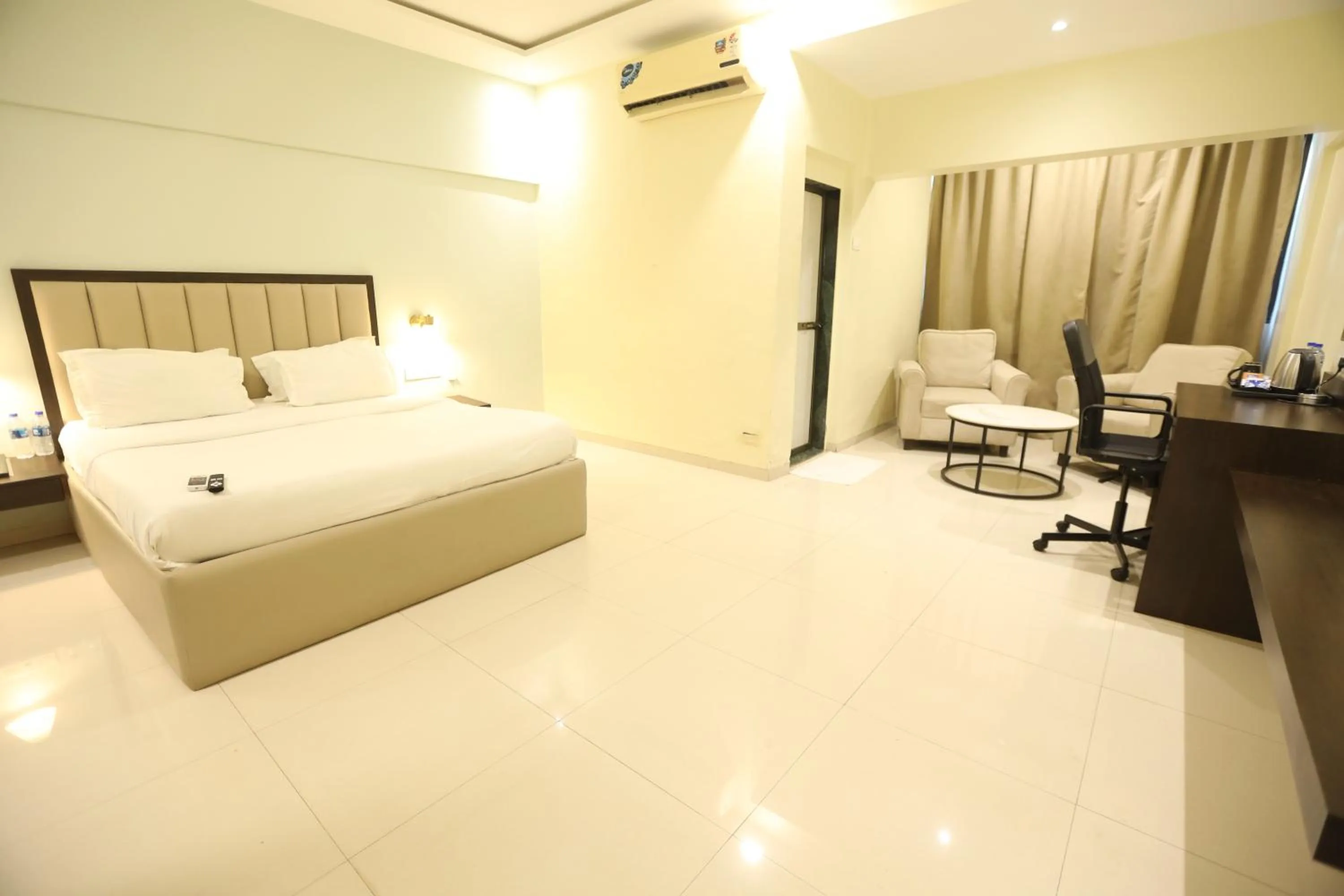 Bed in Country Inn by Kempinski Hotel and Resort - Mumbai International Airport