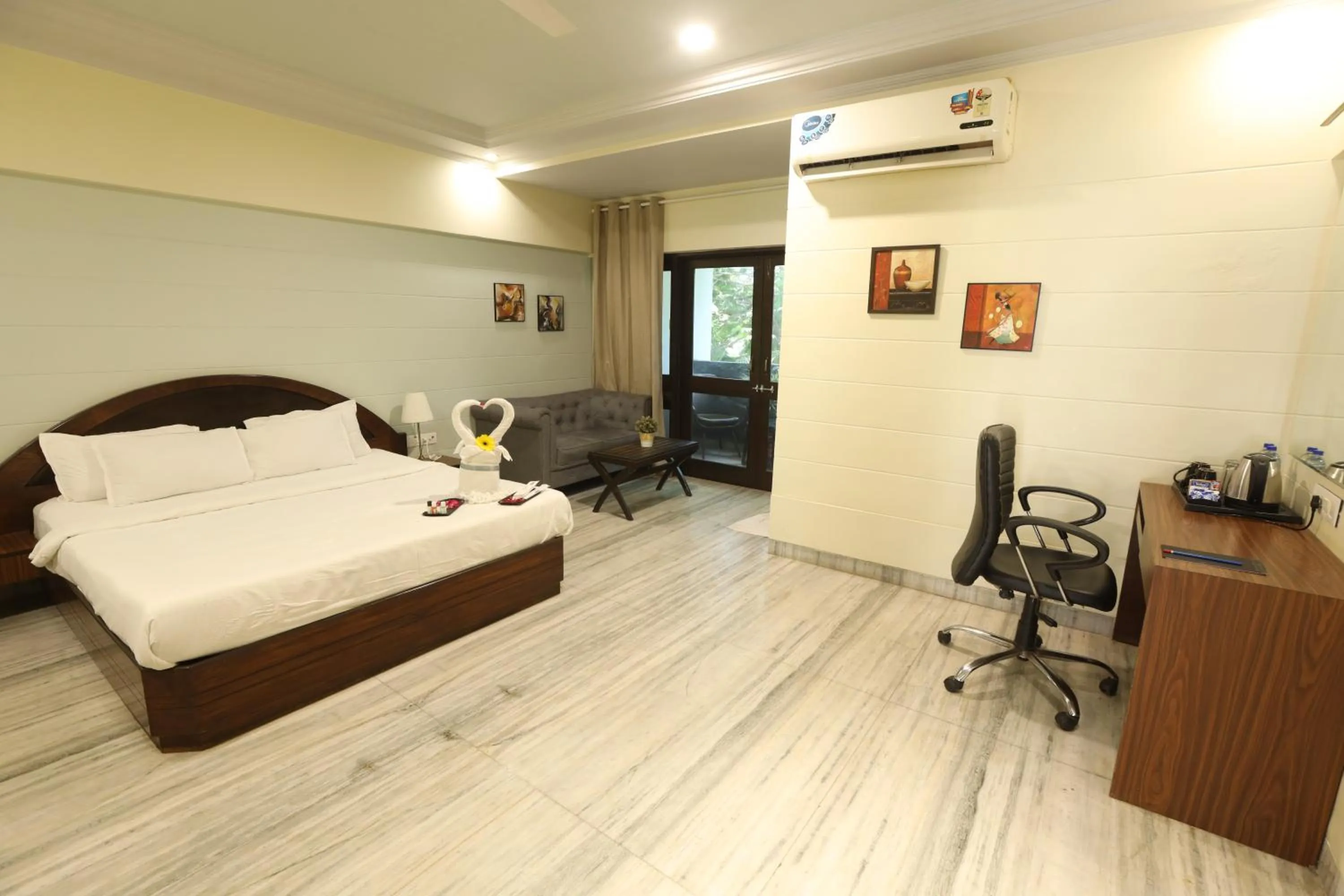 Balcony/Terrace, Bed in Country Inn by Kempinski Hotel and Resort - Mumbai International Airport