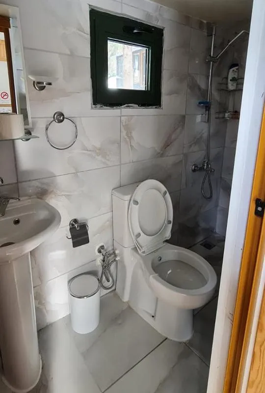 Shower in Tumba Sisli Vadi