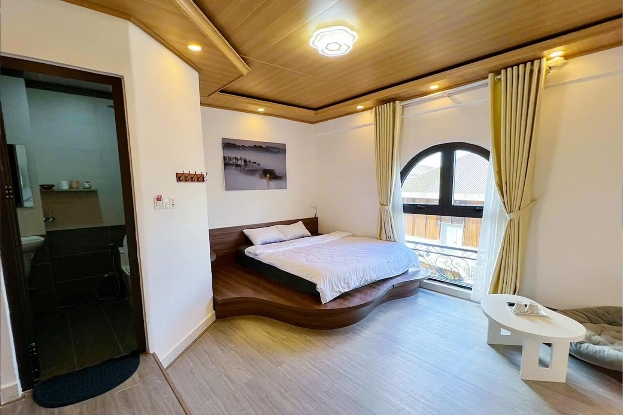 Toilet, Bed in AMIGO Luxury Palace- Cạnh Chợ Đêm Đà Lạt