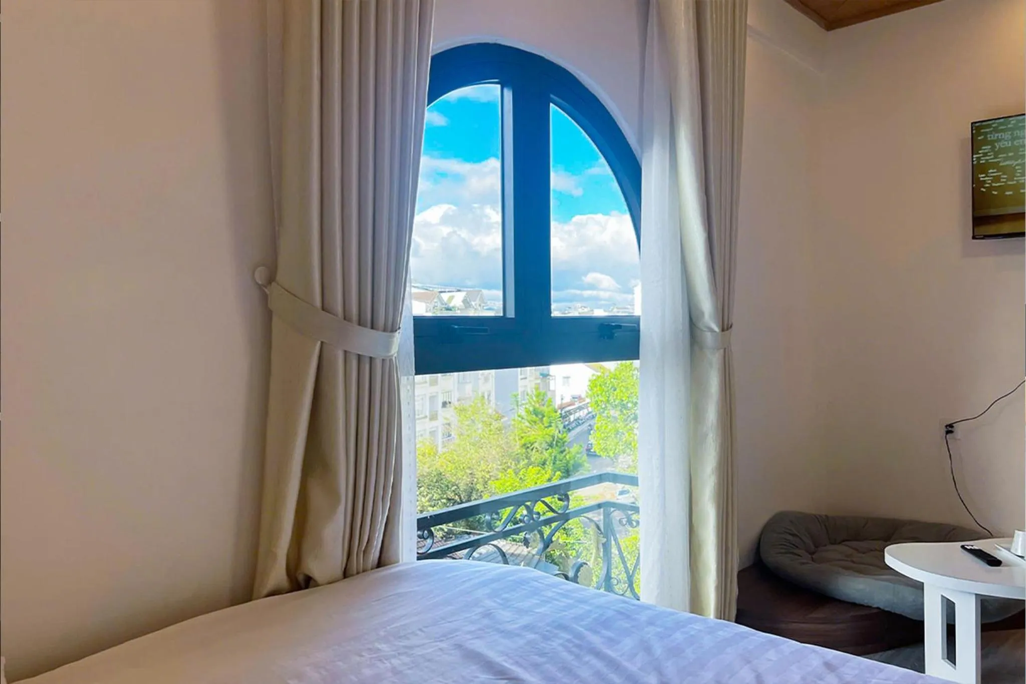 Bed in AMIGO Luxury Palace- Cạnh Chợ Đêm Đà Lạt