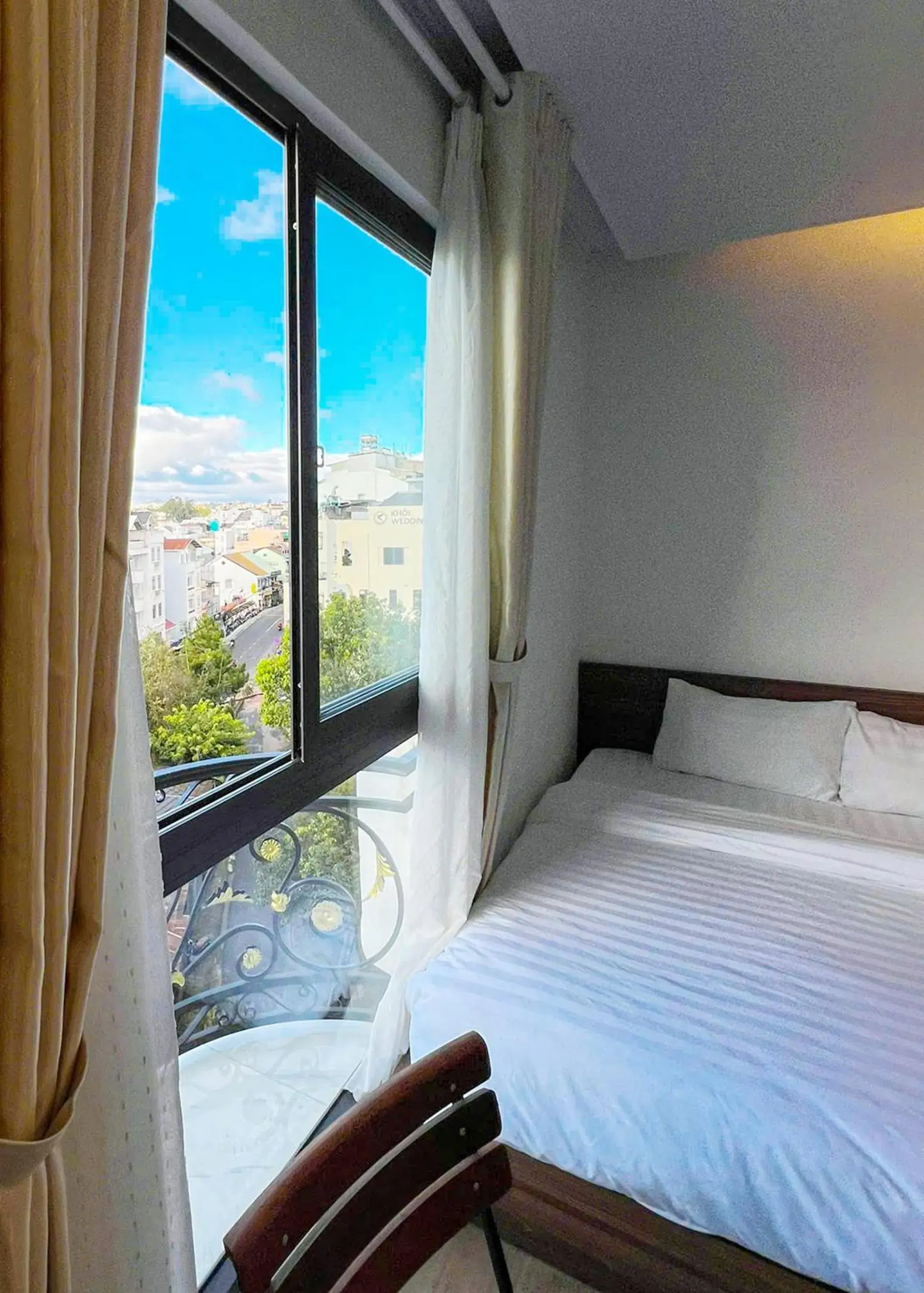 View (from property/room), Bed in AMIGO Luxury Palace- Cạnh Chợ Đêm Đà Lạt View (from property/room), Bed in AMIGO Luxury Palace- Cạnh Chợ Đêm Đà Lạt