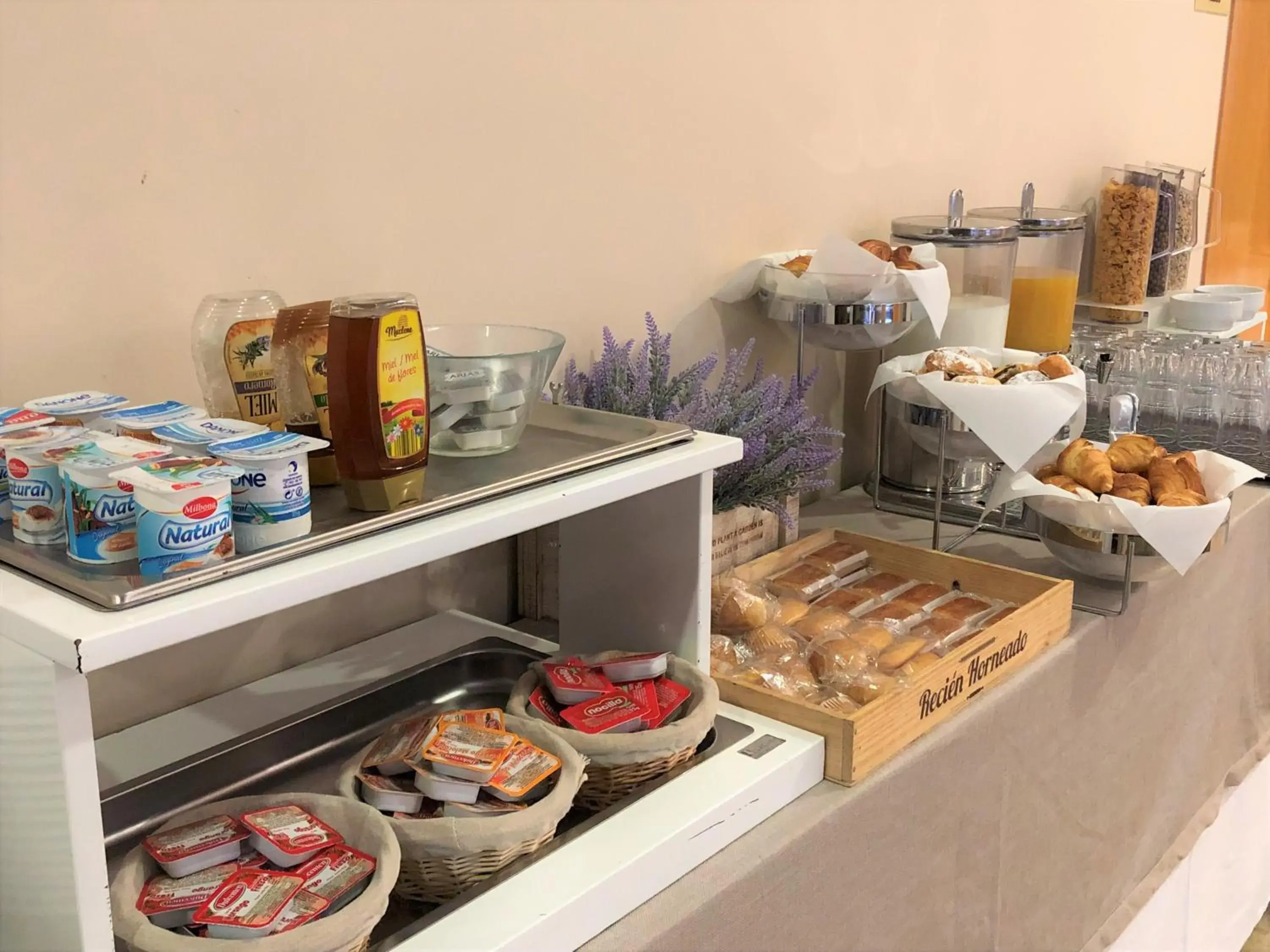 Buffet breakfast in Apartamentos Plaza Picasso Buffet breakfast in Apartamentos Plaza Picasso