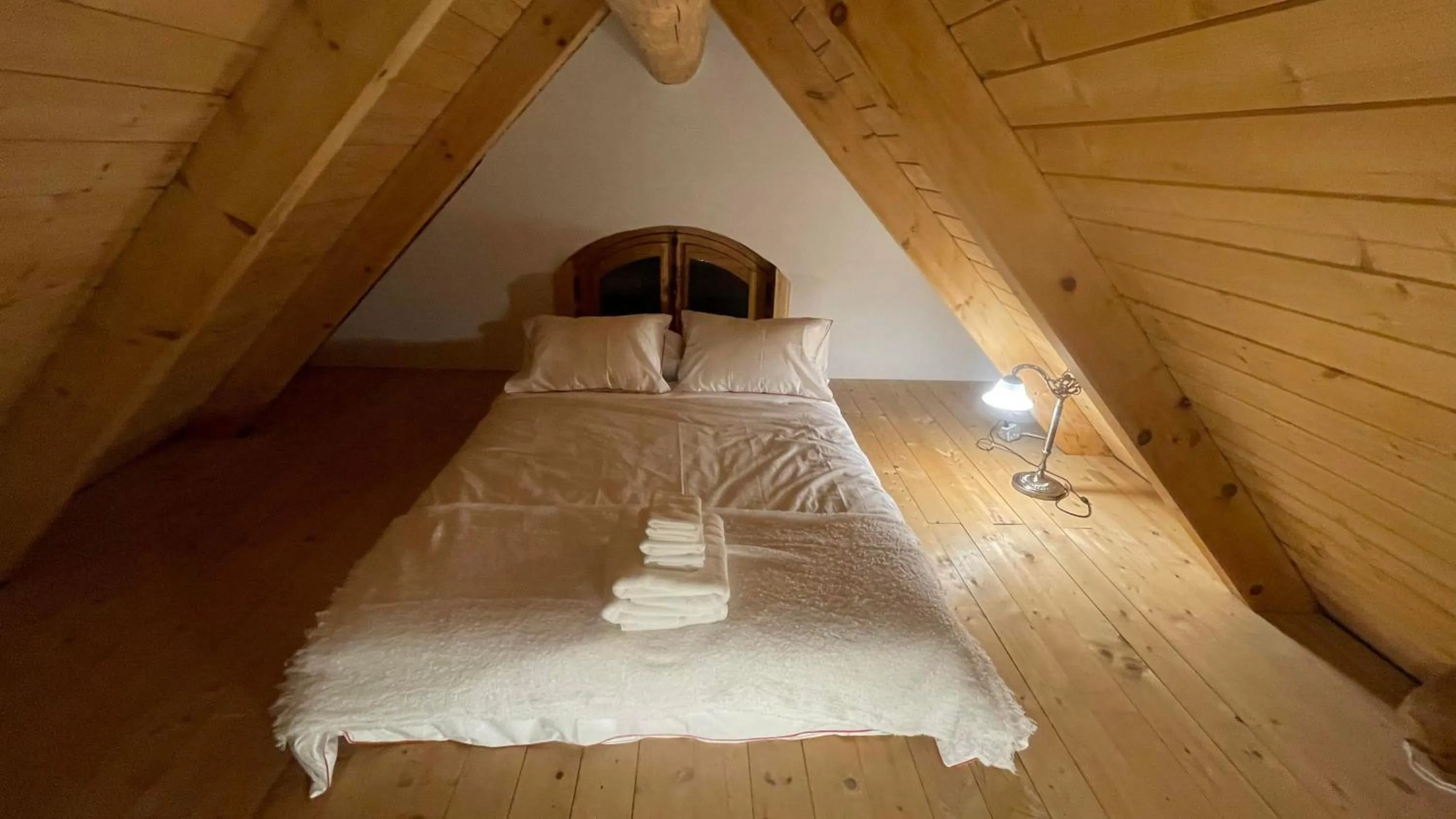 Bed in Hébergement "La Maison en Bois Rond"