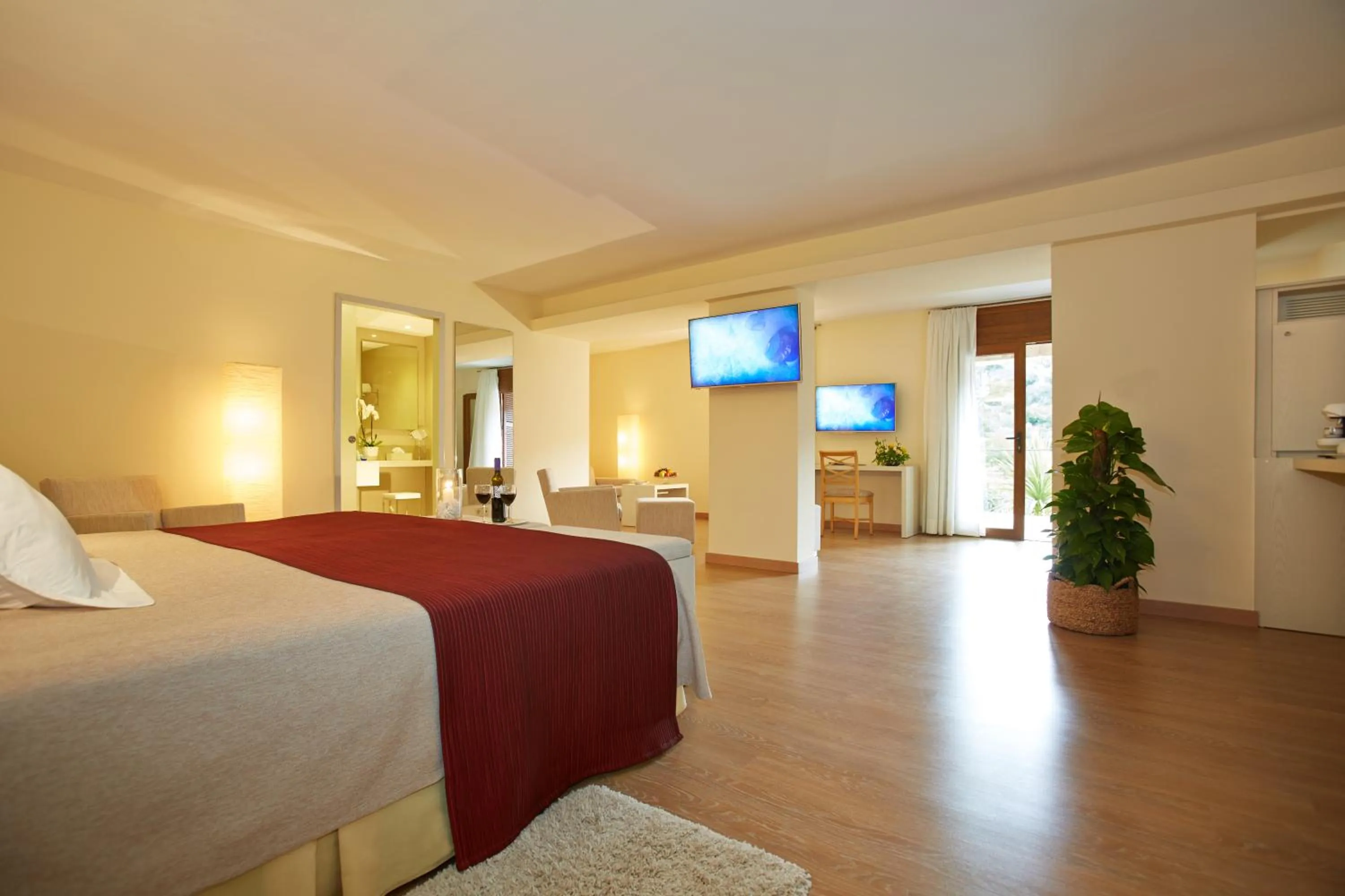 Photo of the whole room, Bed in L’Hermitage Hotel & Spa