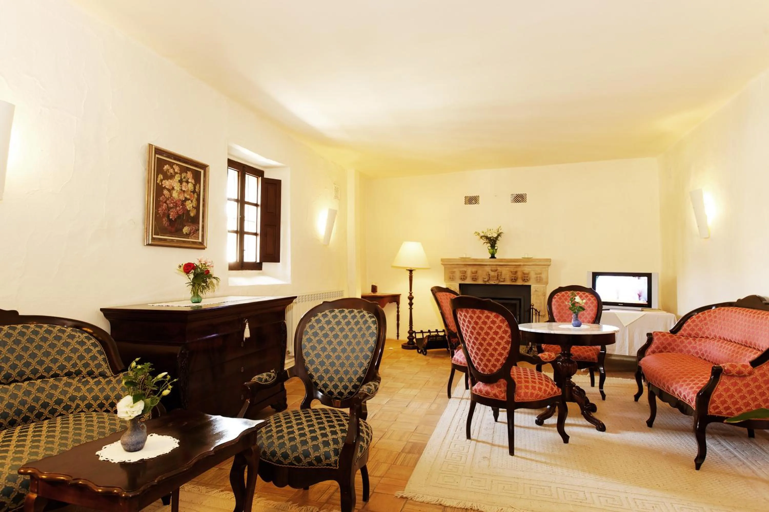 Lounge or bar in L’Hermitage Hotel & Spa