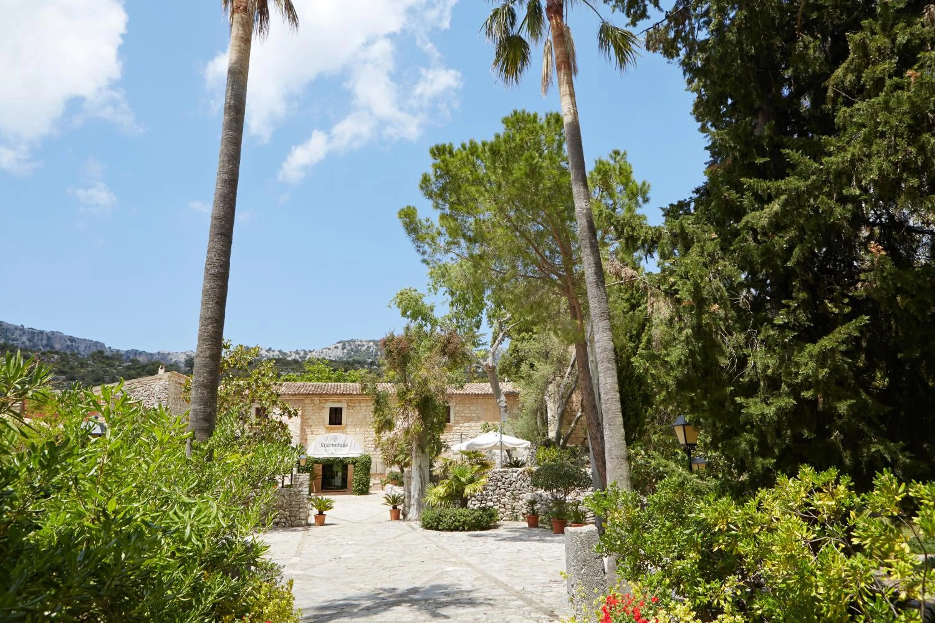 Facade/entrance in L’Hermitage Hotel & Spa
