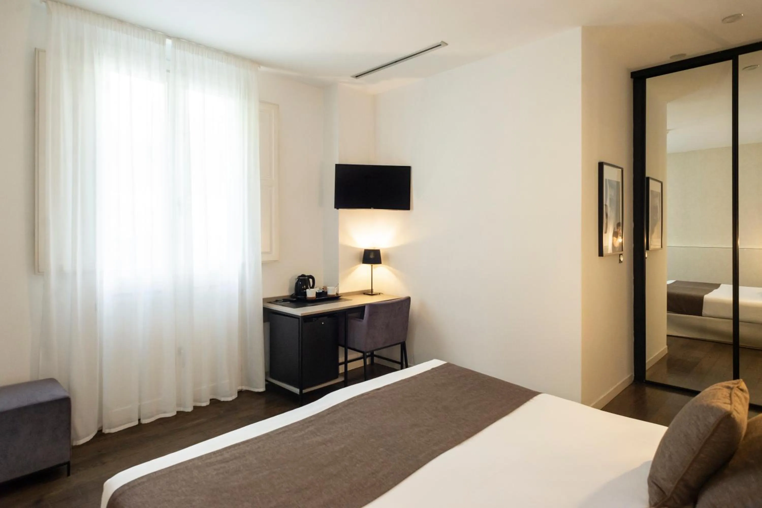 Bed in Blanq Carmen Hotel