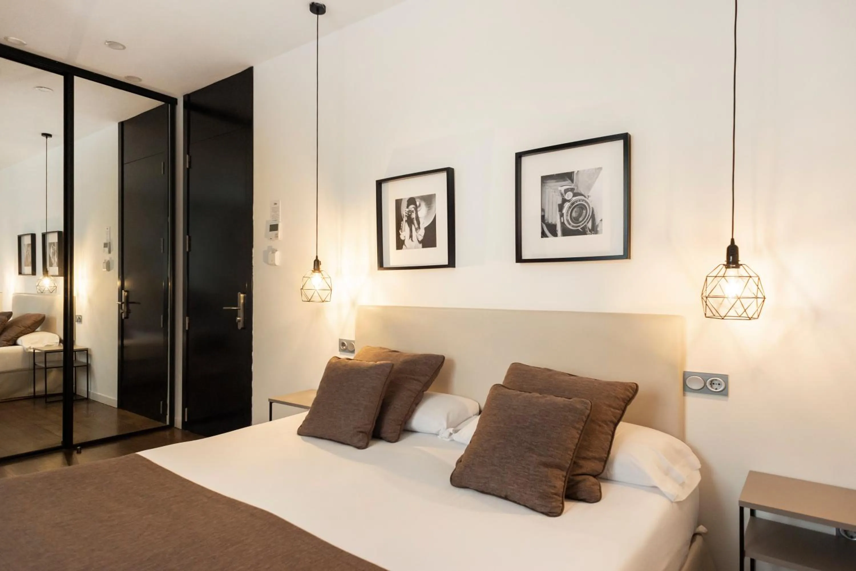 Photo of the whole room, Bed in Blanq Carmen Hotel