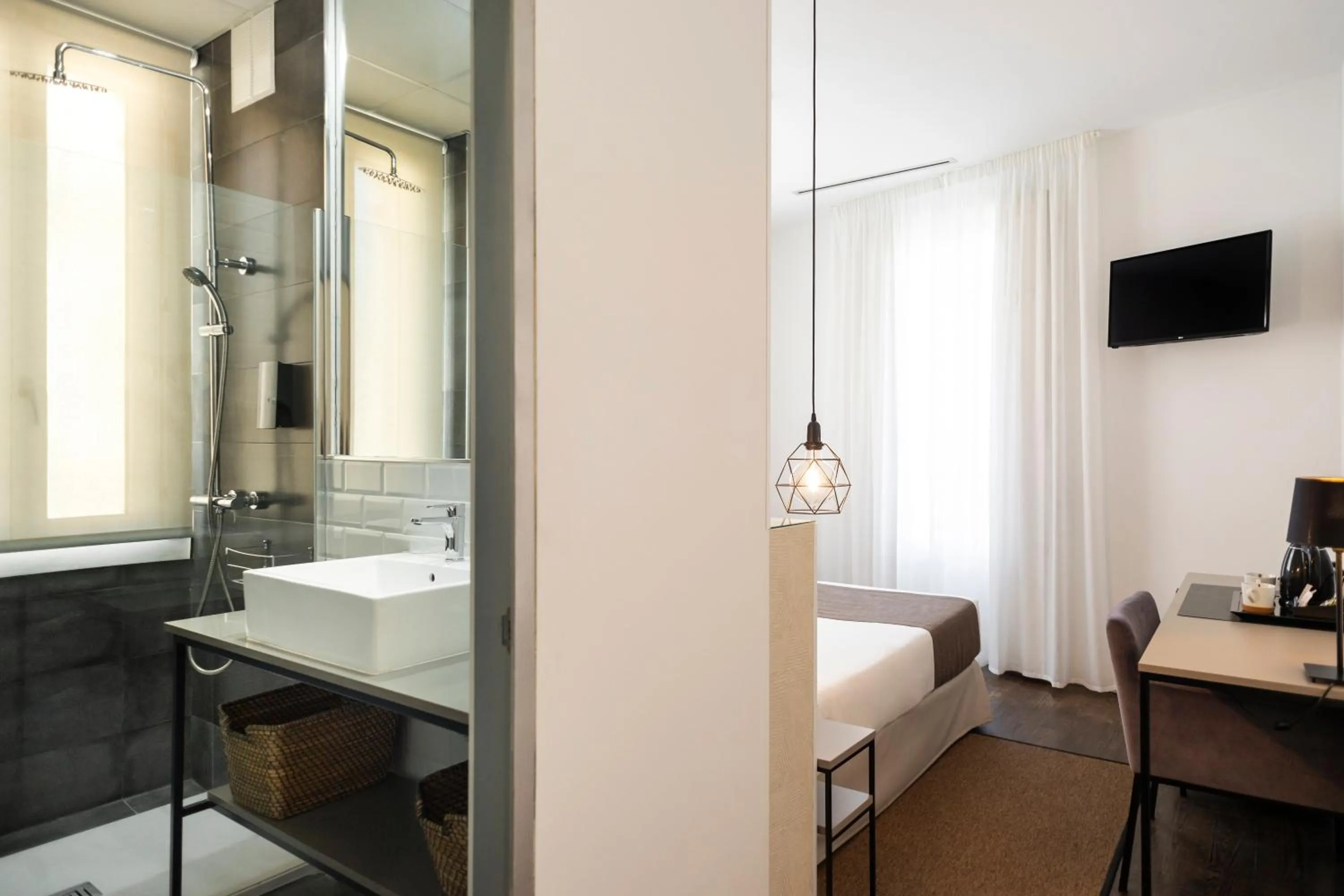 Bed in Blanq Carmen Hotel