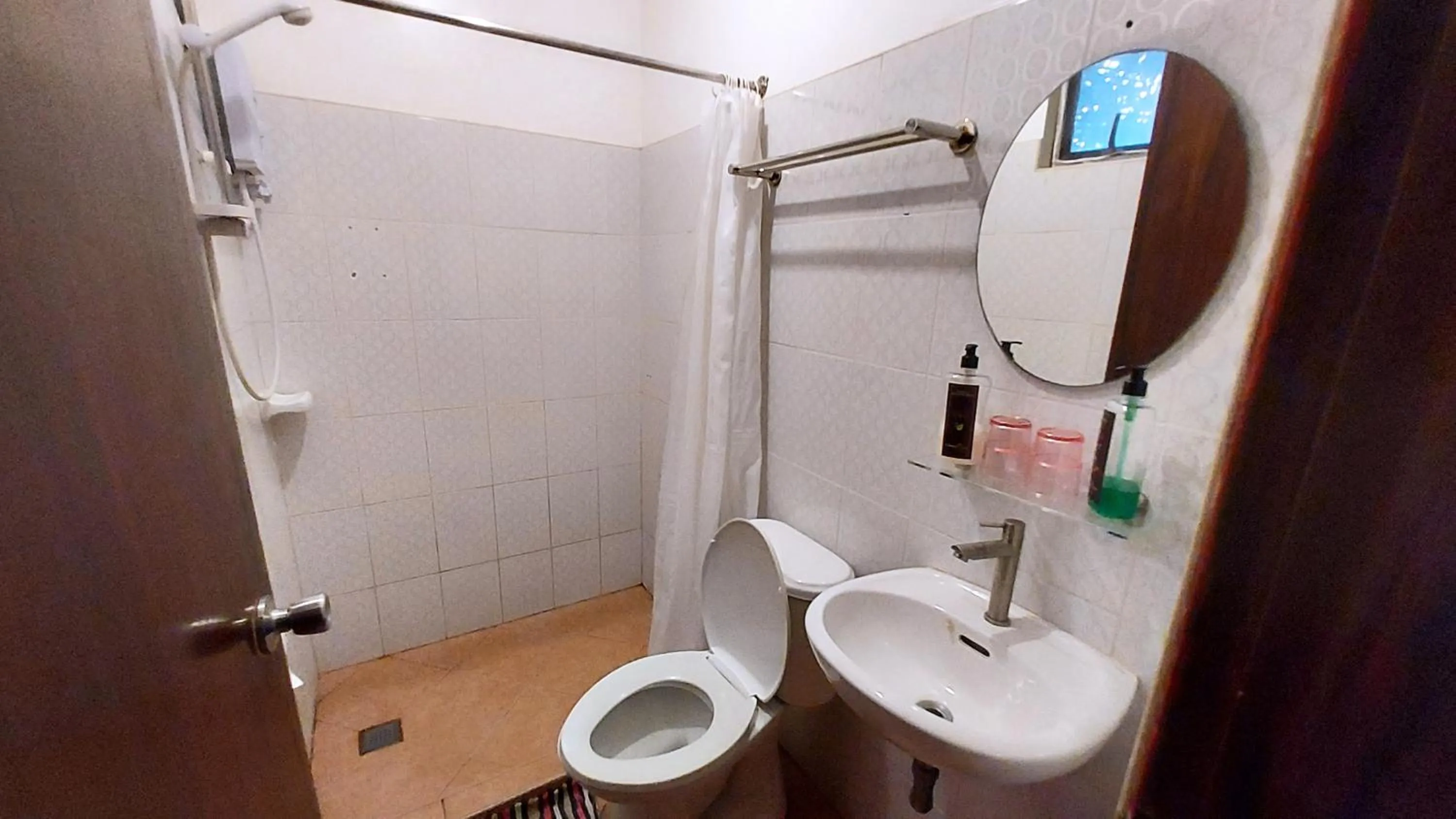 Toilet in Coron Vista Lodge