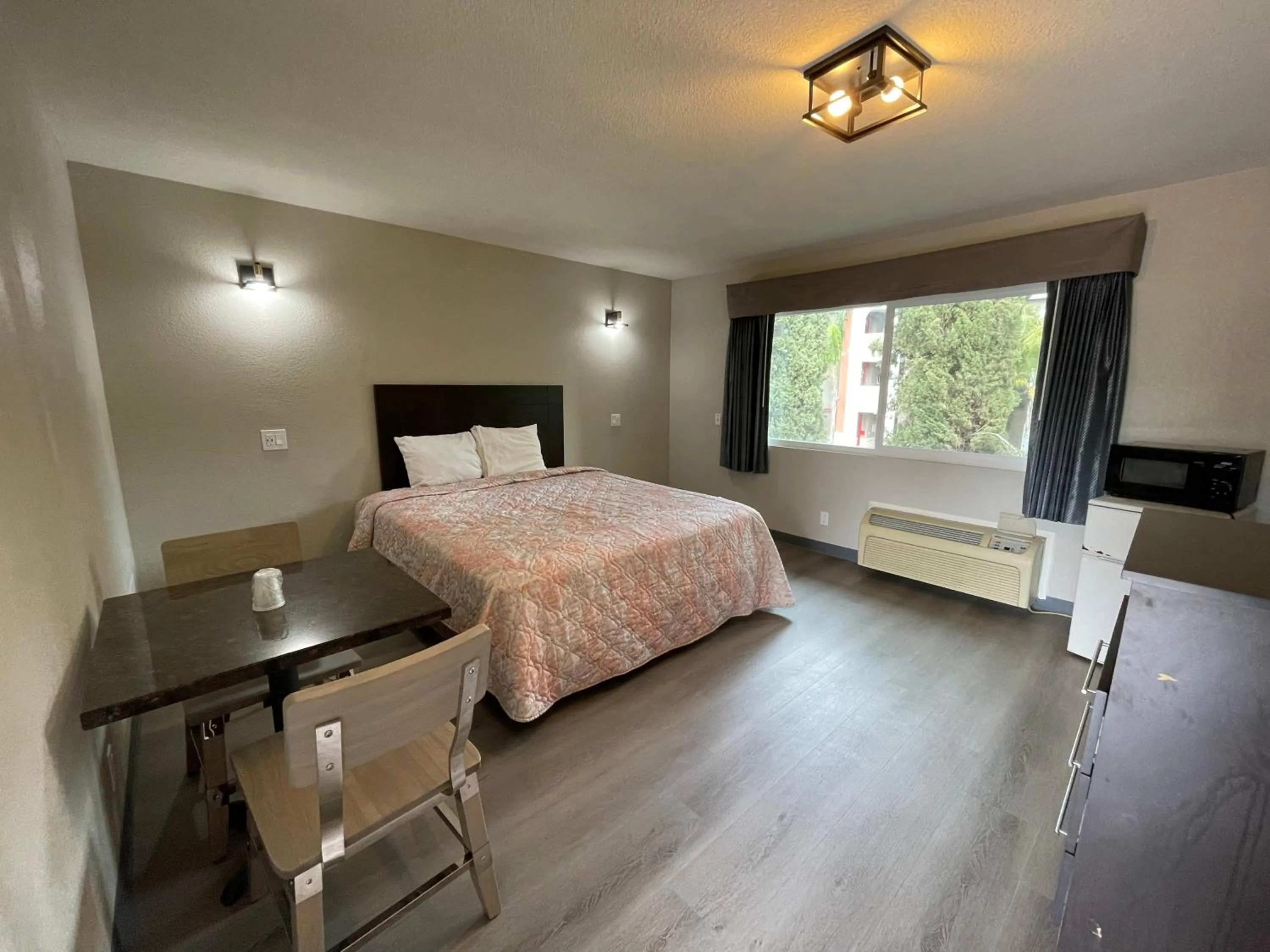 Bedroom, Bed in Villa Inn Anaheim