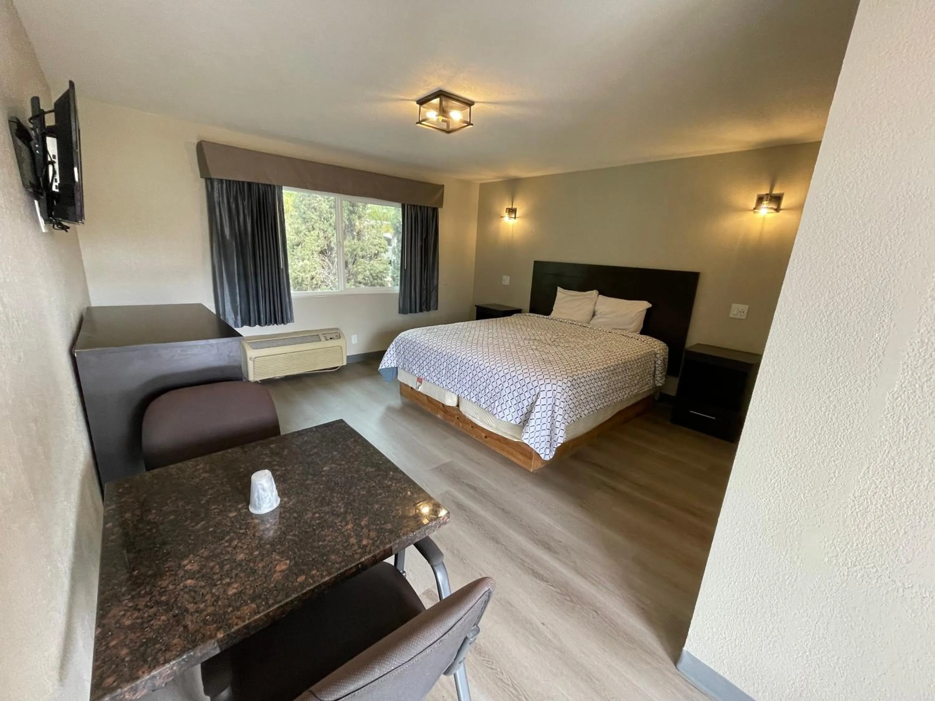 Bedroom, Bed in Villa Inn Anaheim