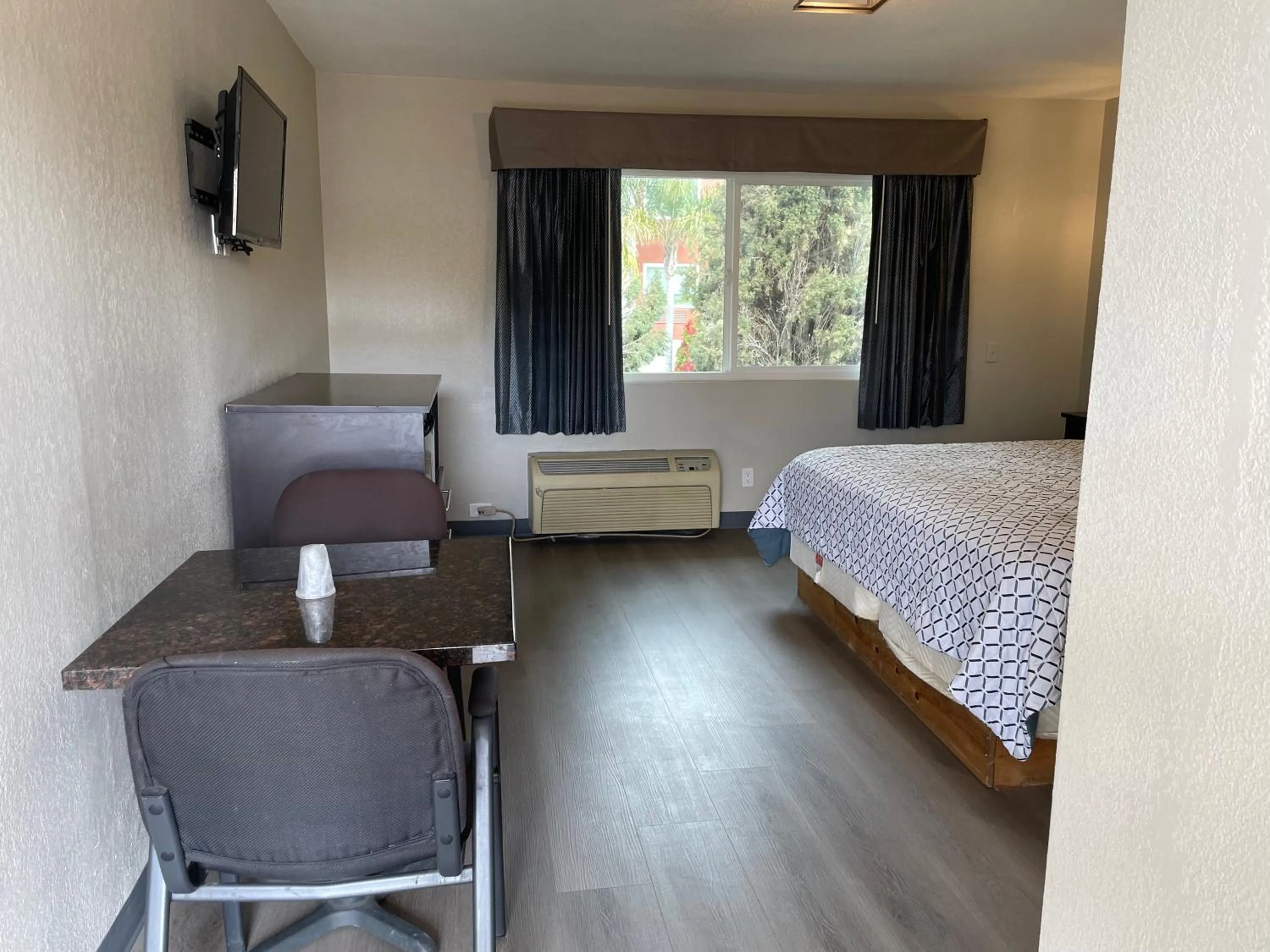 Bedroom, Bed in Villa Inn Anaheim