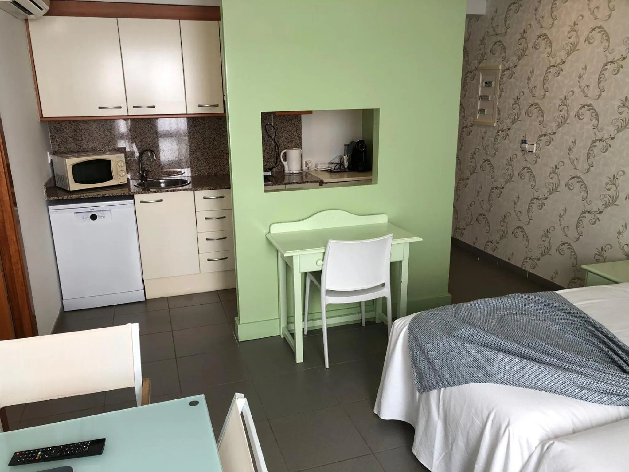 kitchen, Bed in Hotel Spa Cap de Creus