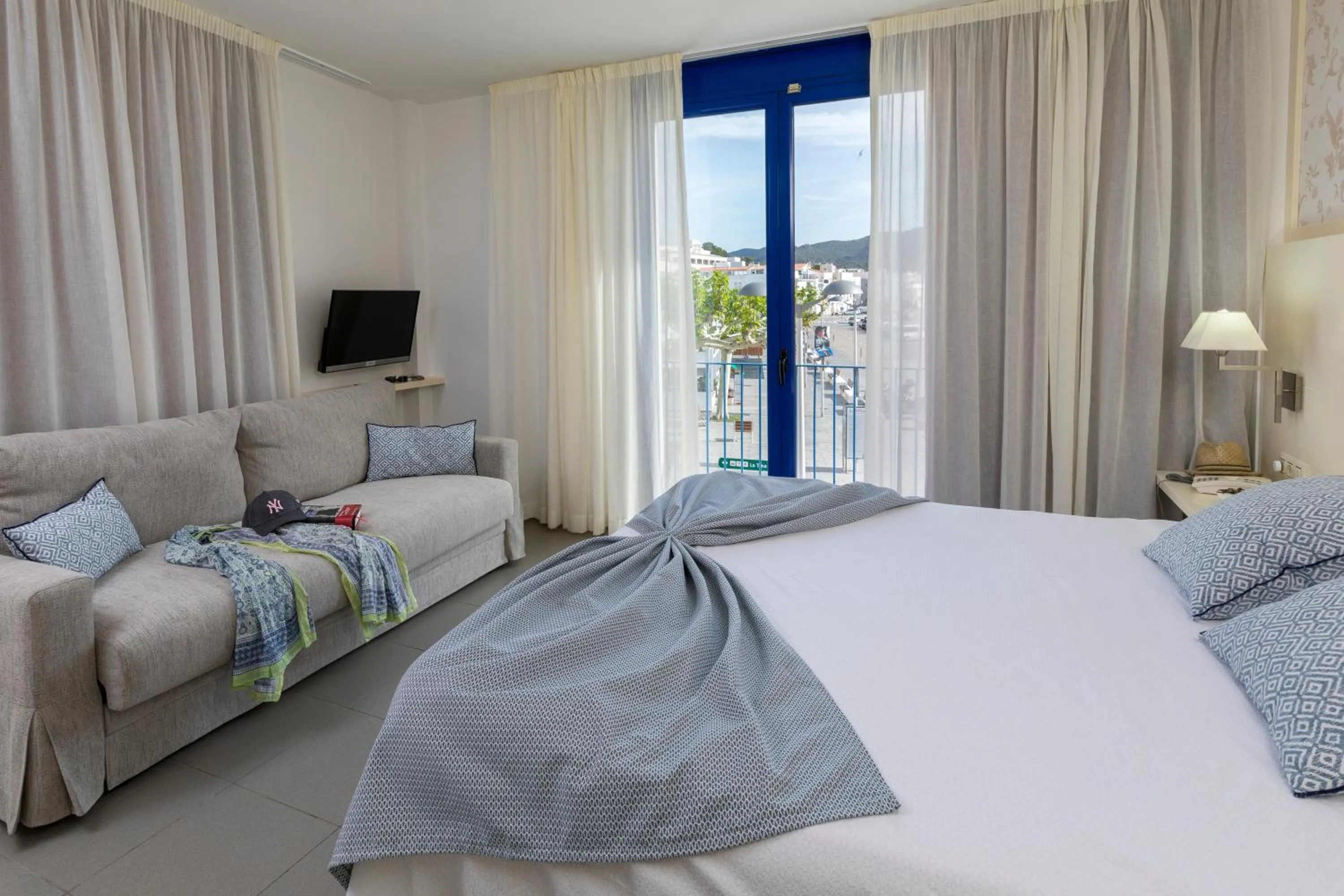 Communal lounge/ TV room, Bed in Hotel Spa Cap de Creus