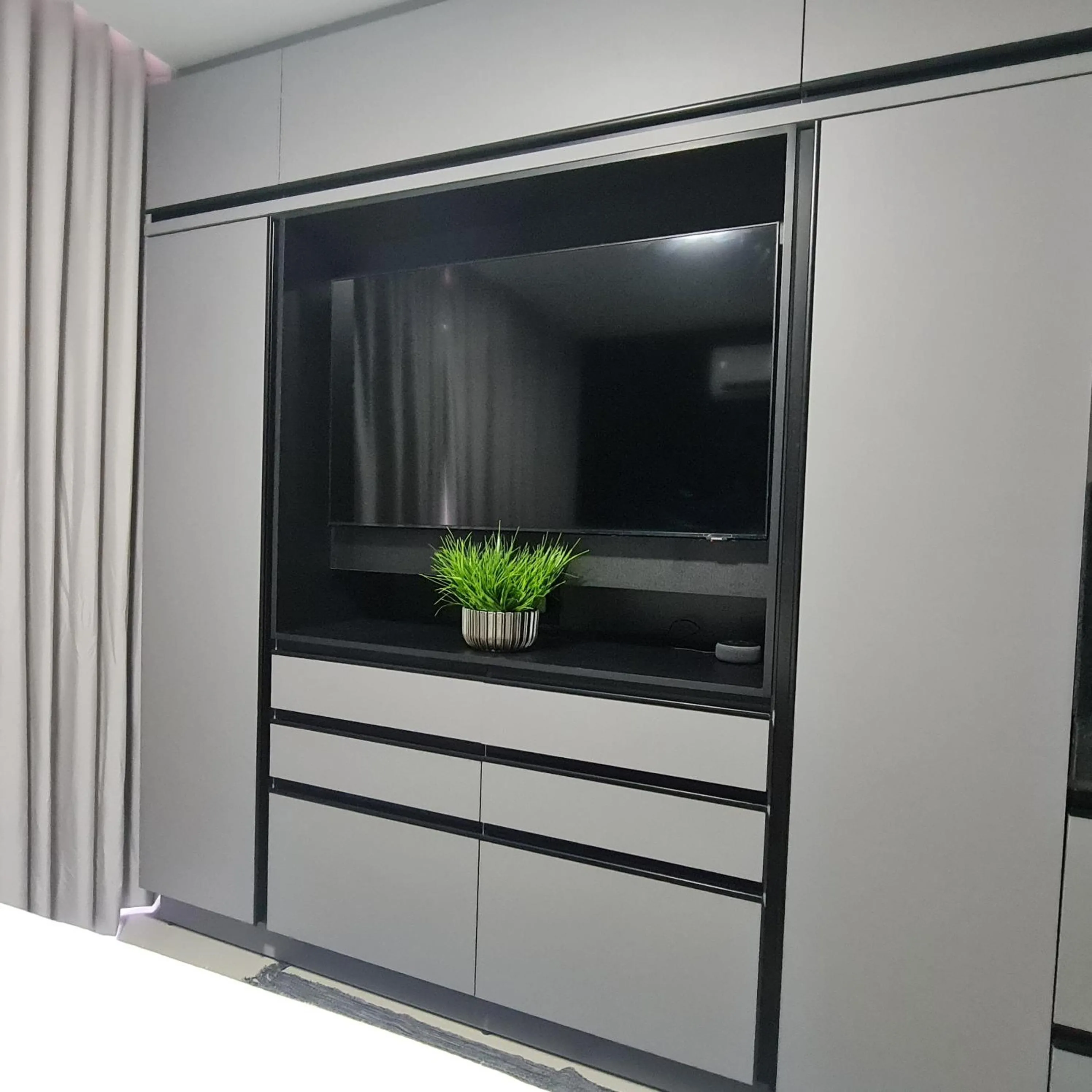 TV and multimedia in Lindo Flat no Jardim Oceania - Get One