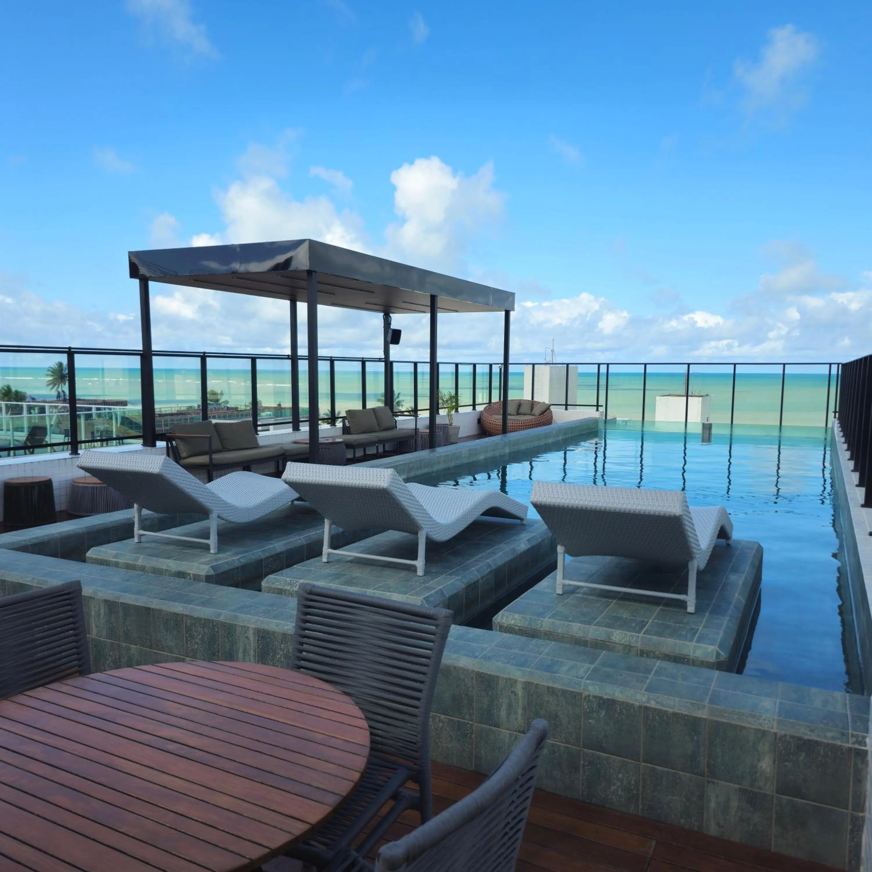 Swimming pool in Lindo Flat no Jardim Oceania - Get One